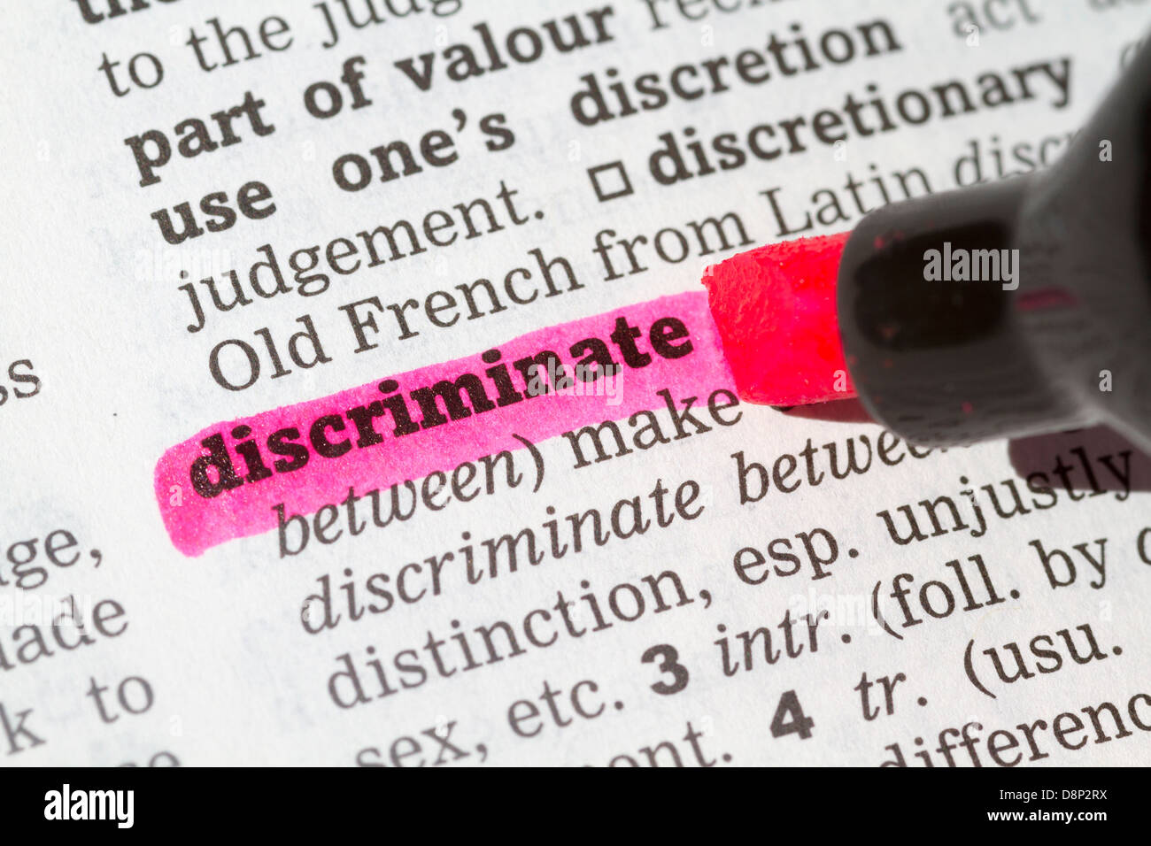 Diskriminieren Wörterbuchdefinition Einzelwort mit soft focus Stockfoto