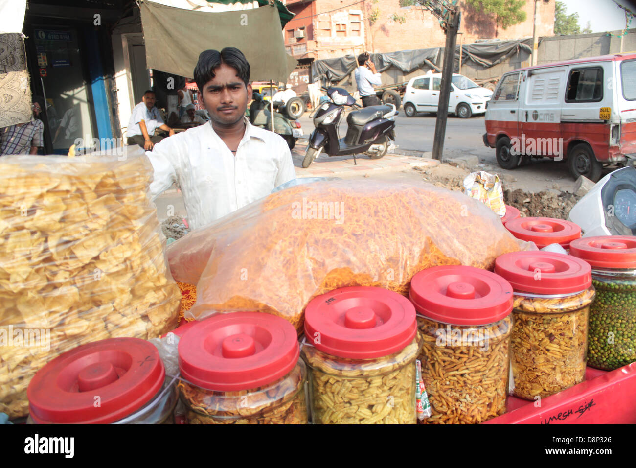 Ein Mann verkauft traditionelle Tapas und Snacks in Alt-Delhi, Indien. Stockfoto