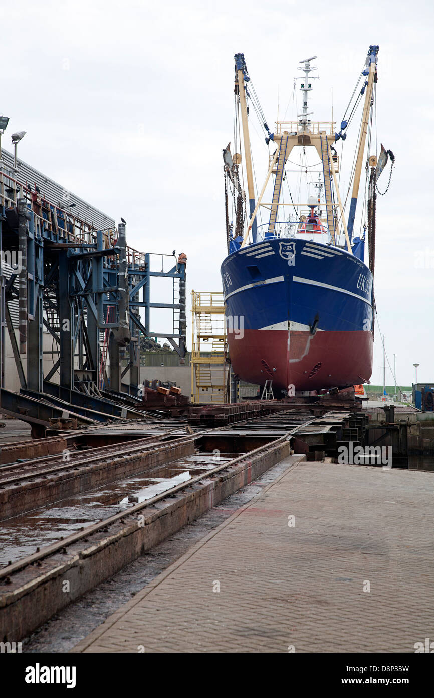 Angeln Schiff auf Aufschleppe im Hafen des Fischerdorfes Urk, Flevoland, Niederlande Stockfoto