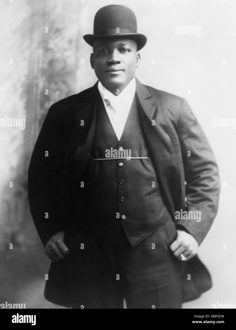 Oldtimer-Foto des Boxers Jack Johnson (1878 – 1946) – Johnson, bekannt als „der Galveston-Riese“, war der erste Afrikaner, der Weltmeister im Schwergewicht wurde und den Titel von 1908 bis 1915 hielt. Stockfoto
