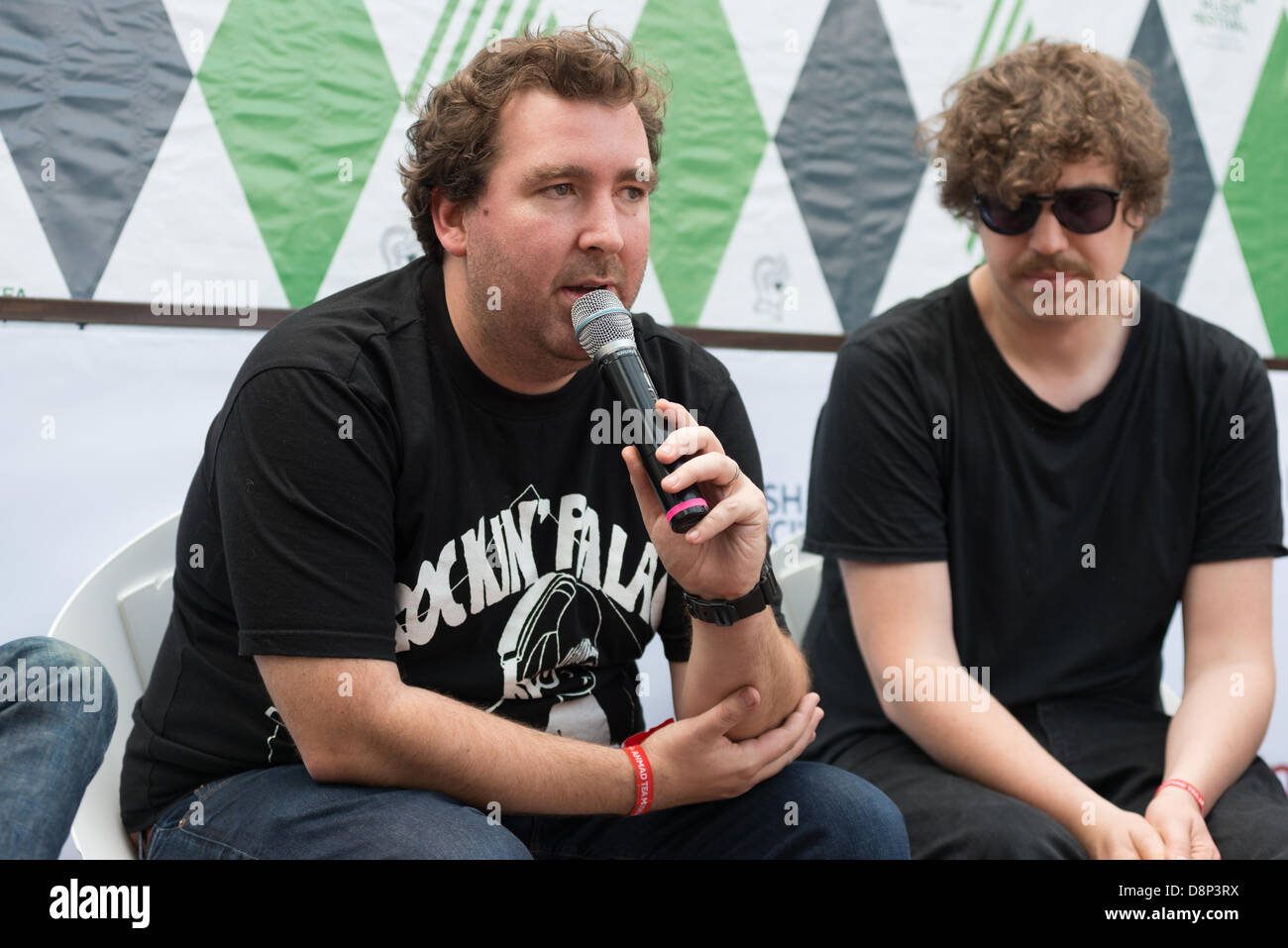 Moskau, Russland. 1. Juni 2013. Joe Goddard (Hot Chip) Antwort auf die Frage zur Pressekonferenz auf Moskau Ahmad Tee-Musik-Festival. Moskau, 1. Juni 2013 Credit: Alexander Stzhalkouski/Alamy Live-Nachrichten Stockfoto