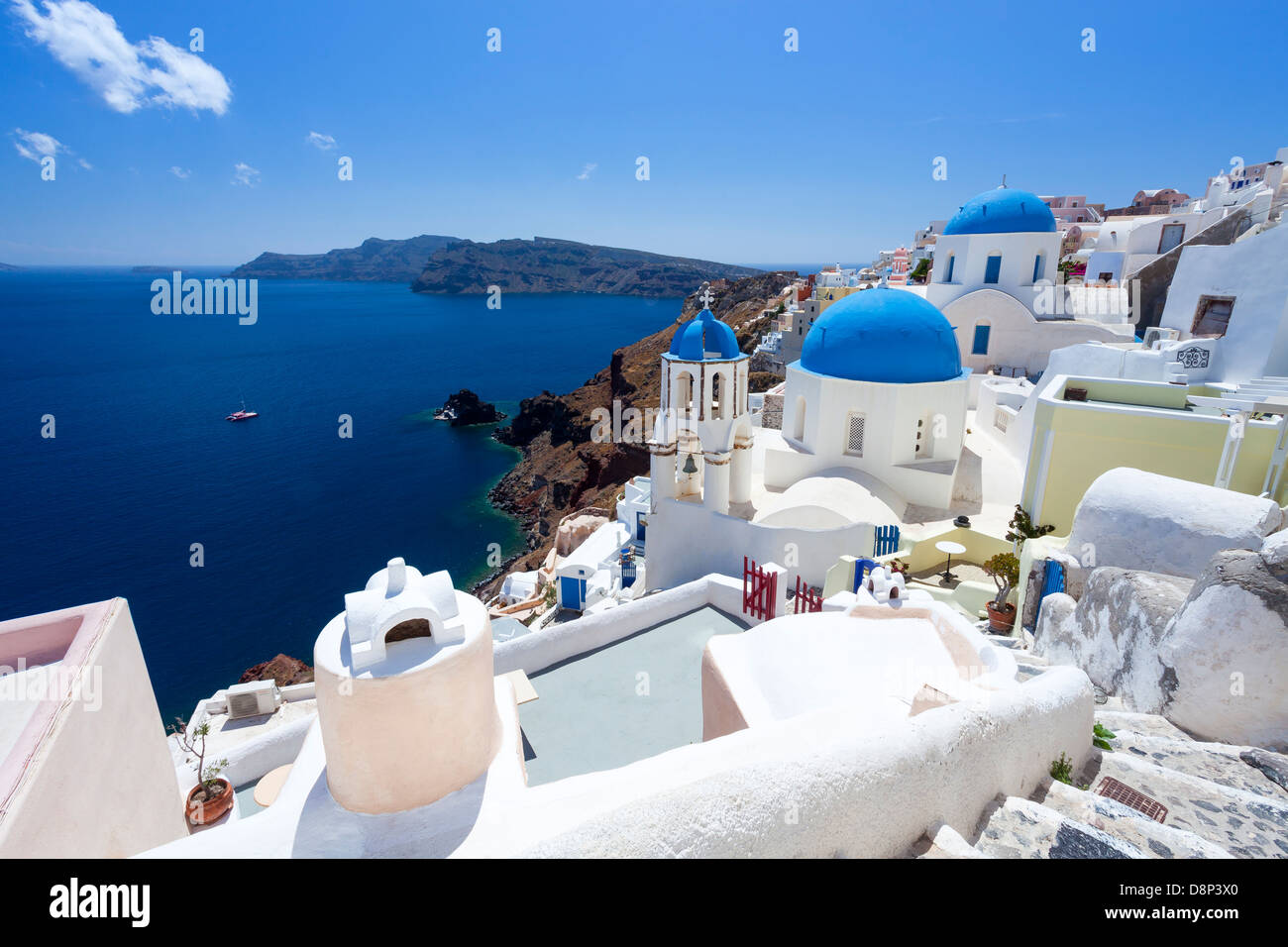 Blauen Kuppelkirchen auf die Caldera in Oia auf der griechischen Insel Santorin. Stockfoto