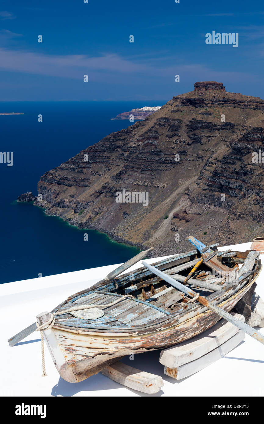 Boot auf einem Dach in Firostefani in der Nähe von Fira Santorini Griechenland. Im Hintergrund ist Skaros Rock in Imerovigli. Stockfoto