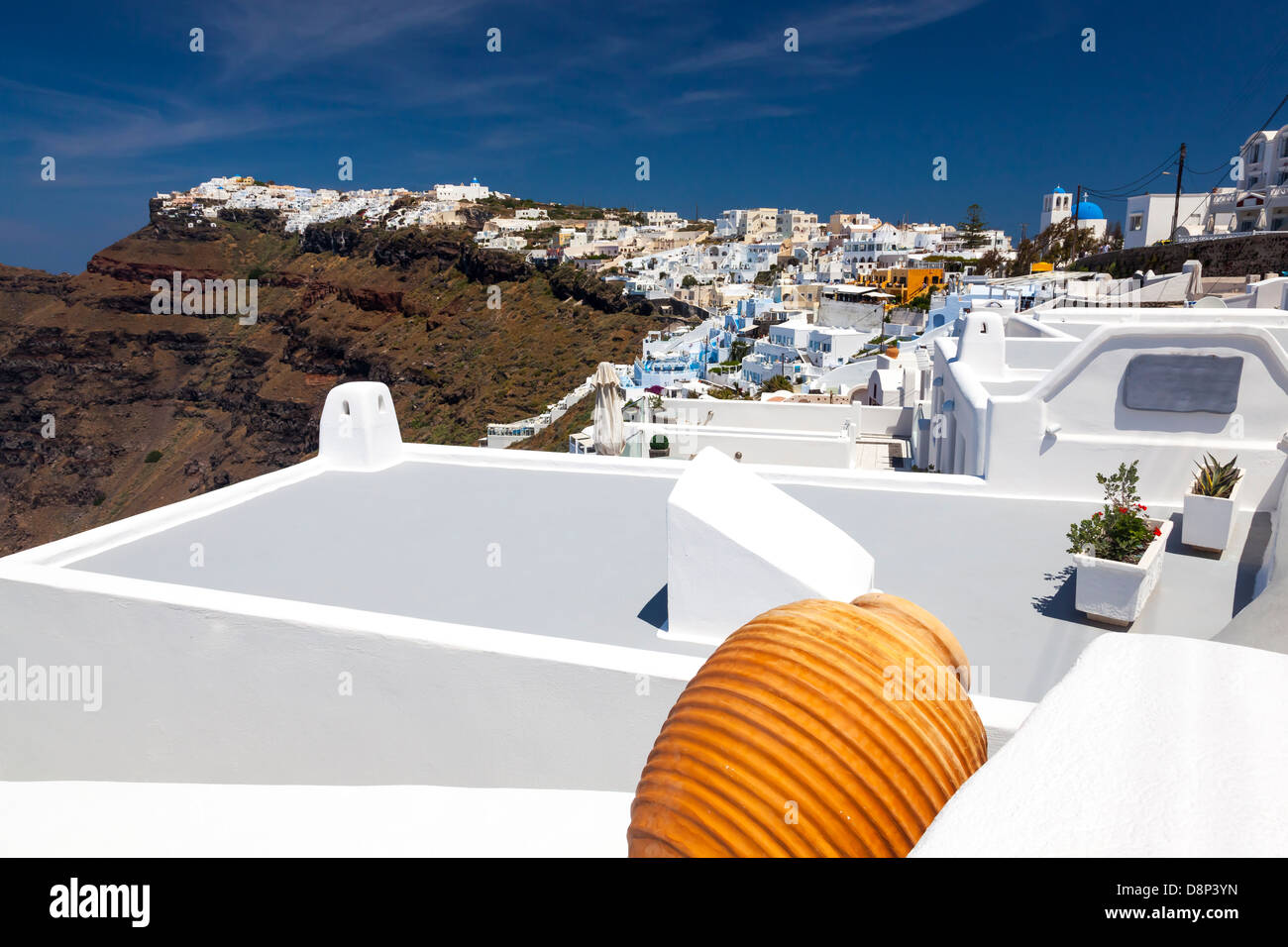 Firostefani in der Nähe von Fira auf Thira Insel Santorini in Griechenland. In der Ferne ist Imerovigli. Stockfoto