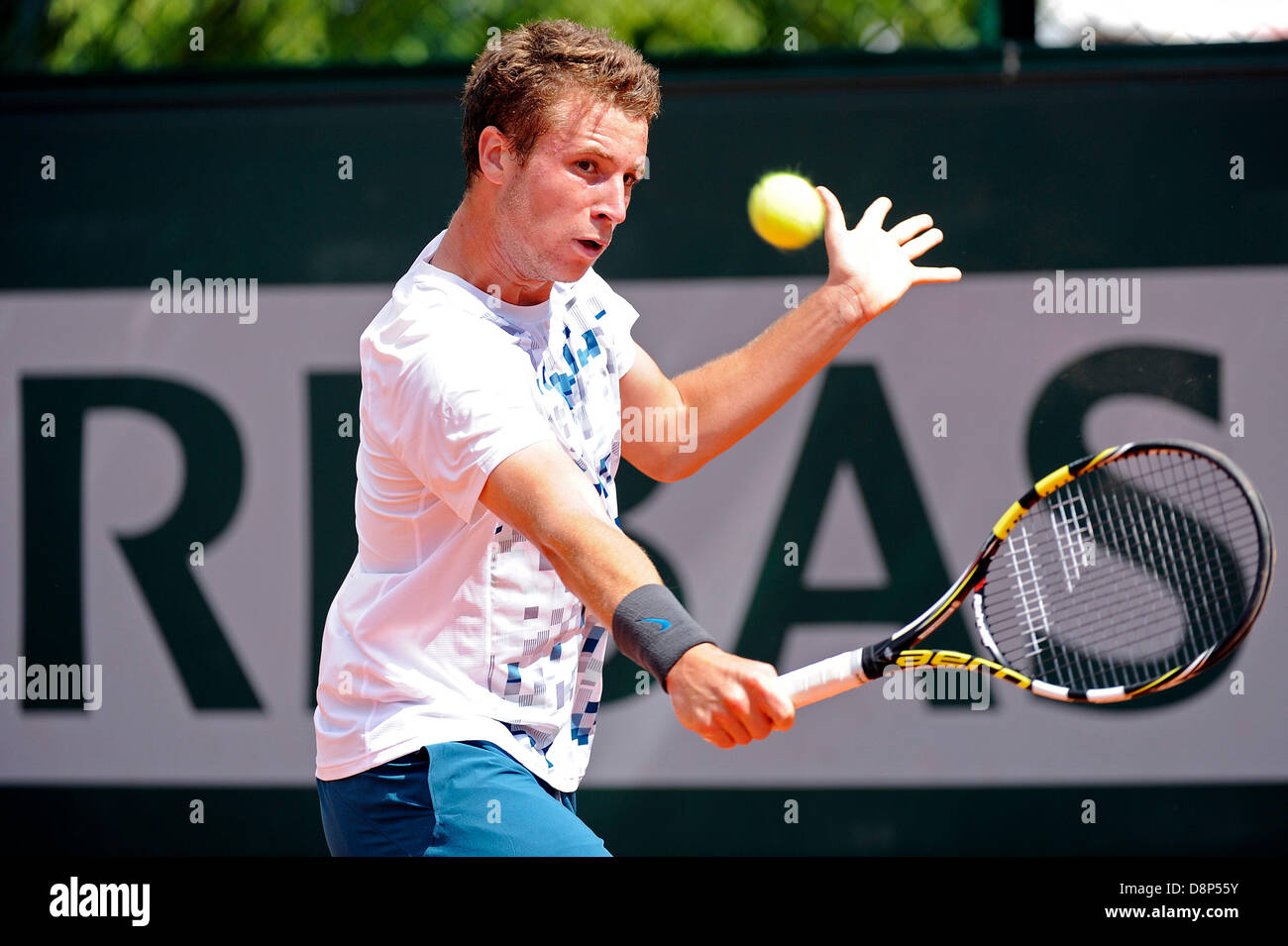 Paris, Frankreich. 2. Juni 2013. Luke Bambridge Großbritanniens in Aktion während des Spiels zwischen Luke Bambridge Großbritanniens und Naoki Nakagawa Japans in der ersten Runde der Junioren bei den French Open von Roland Garros. Bildnachweis: Action Plus Sport Bilder/Alamy Live News Stockfoto