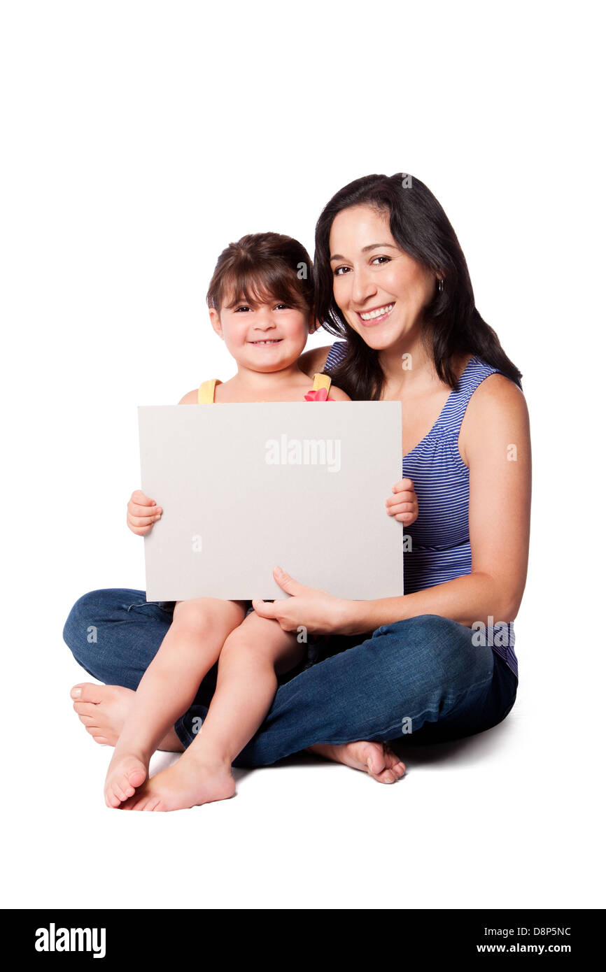 Glücklich lächelnde Mutter, Nanny oder Lehrer und Tochter Betriebs Whiteboards, Kinderbetreuung Konzept. Stockfoto