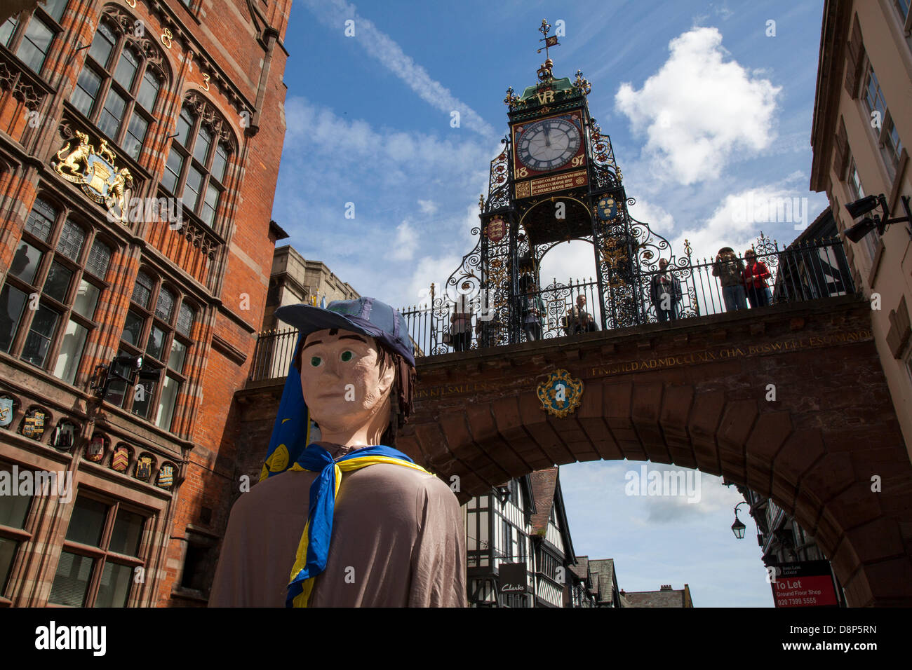 Chester, UK 2. Juni 2013. Chester Tor und riesigen Scout an Chesters Carnival of Giants den 60. Jahrestag ihrer Majestät Krönung Jahres. 60 Riese Zeichen wurden von den Experten bei Chester Giant City geschaffen.  Die Riesen und ihre Teams feiern Elizabeth II Jubilee Krönung mit dem Thema "Wanzen" die Notlage der bescheidenen Bumble Bee zu markieren. Bildnachweis: Conrad Elias/Alamy Live-Nachrichten Stockfoto