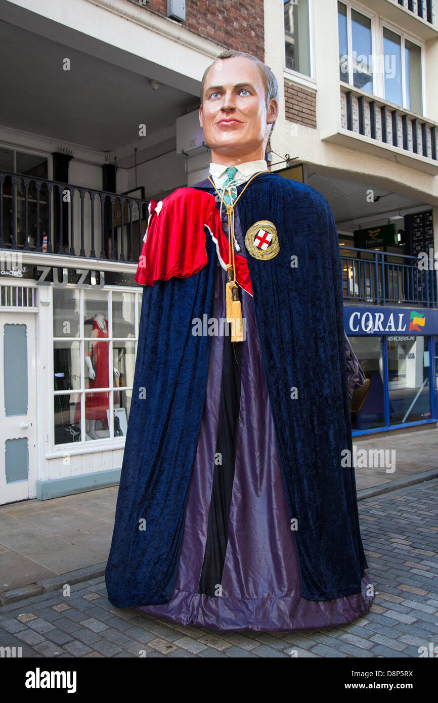 Chester, UK 2. Juni 2013. Königliche Riese an Chesters Carnival of Giants den 60. Jahrestag ihrer Majestät Krönung Jahres. 60 Riese Zeichen wurden von den Experten bei Chester Giant City geschaffen.  Die Riesen und ihre Teams feiern Elizabeth II Jubilee Krönung mit dem Thema "Wanzen" die Notlage der bescheidenen Bumble Bee zu markieren. Bildnachweis: Conrad Elias/Alamy Live-Nachrichten Stockfoto