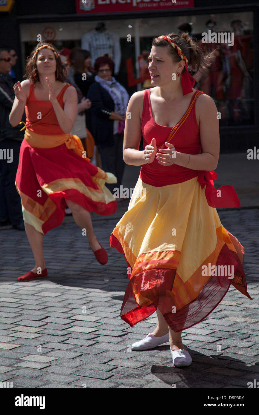 Chester, UK 2. Juni 2013. Samba-Tänzer im Chesters Carnival of Giants den 60. Jahrestag ihrer Majestät Krönung Jahres. 60 Riese Zeichen wurden von den Experten bei Chester Giant City geschaffen.  Die Riesen und ihre Teams feiern Elizabeth II Jubilee Krönung mit dem Thema "Wanzen" die Notlage der bescheidenen Bumble Bee zu markieren. Bildnachweis: Conrad Elias/Alamy Live-Nachrichten Stockfoto