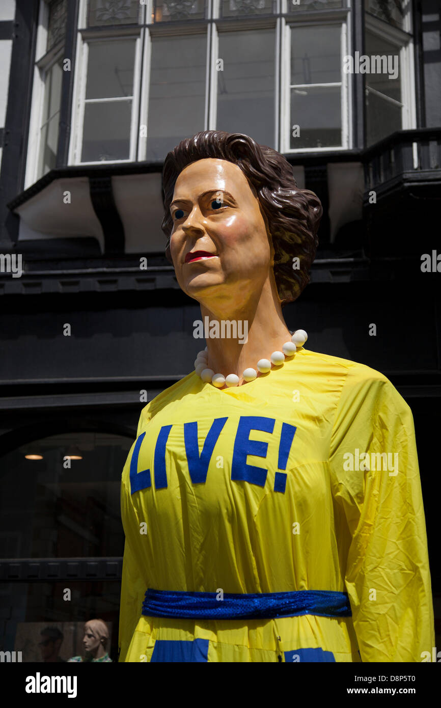 Chester, UK 2. Juni 2013. Chesters Carnival of Giants den 60. Jahrestag ihrer Majestät Krönung Jahres Live Charity-Königin. 60 Riese Zeichen wurden von den Experten bei Chester Giant City geschaffen.  Die Riesen und ihre Teams feiern Elizabeth II Jubilee Krönung mit dem Thema "Wanzen" die Notlage der bescheidenen Bumble Bee zu markieren. Bildnachweis: Conrad Elias/Alamy Live-Nachrichten Stockfoto