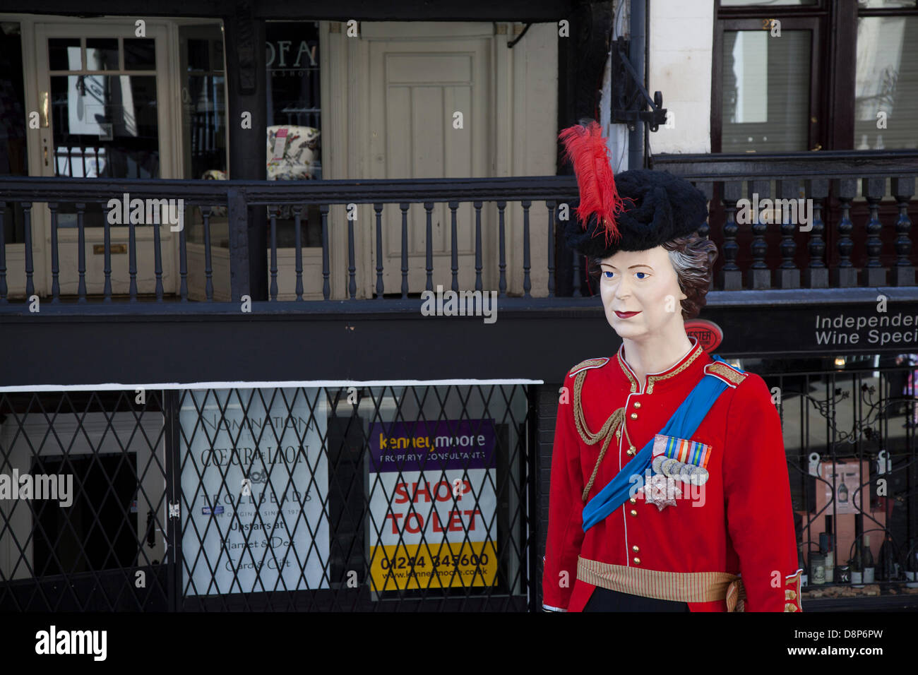 Chester, UK 2. Juni 2013. Die Royal-Figur in militärischen Kleid mit einer Schärpe und eine Medaille bei Chesters Carnival of Giants den 60. Jahrestag ihrer Majestät Krönung Jahres. 60 Riese Zeichen wurden von den Experten bei Chester Giant City geschaffen.  Die Riesen und ihre Teams feiern Elizabeth II Jubilee Krönung mit dem Thema Bugs, um die Not der bescheidenen Hummel zu markieren. Bildnachweis: Conrad Elias/Alamy Live-Nachrichten Stockfoto