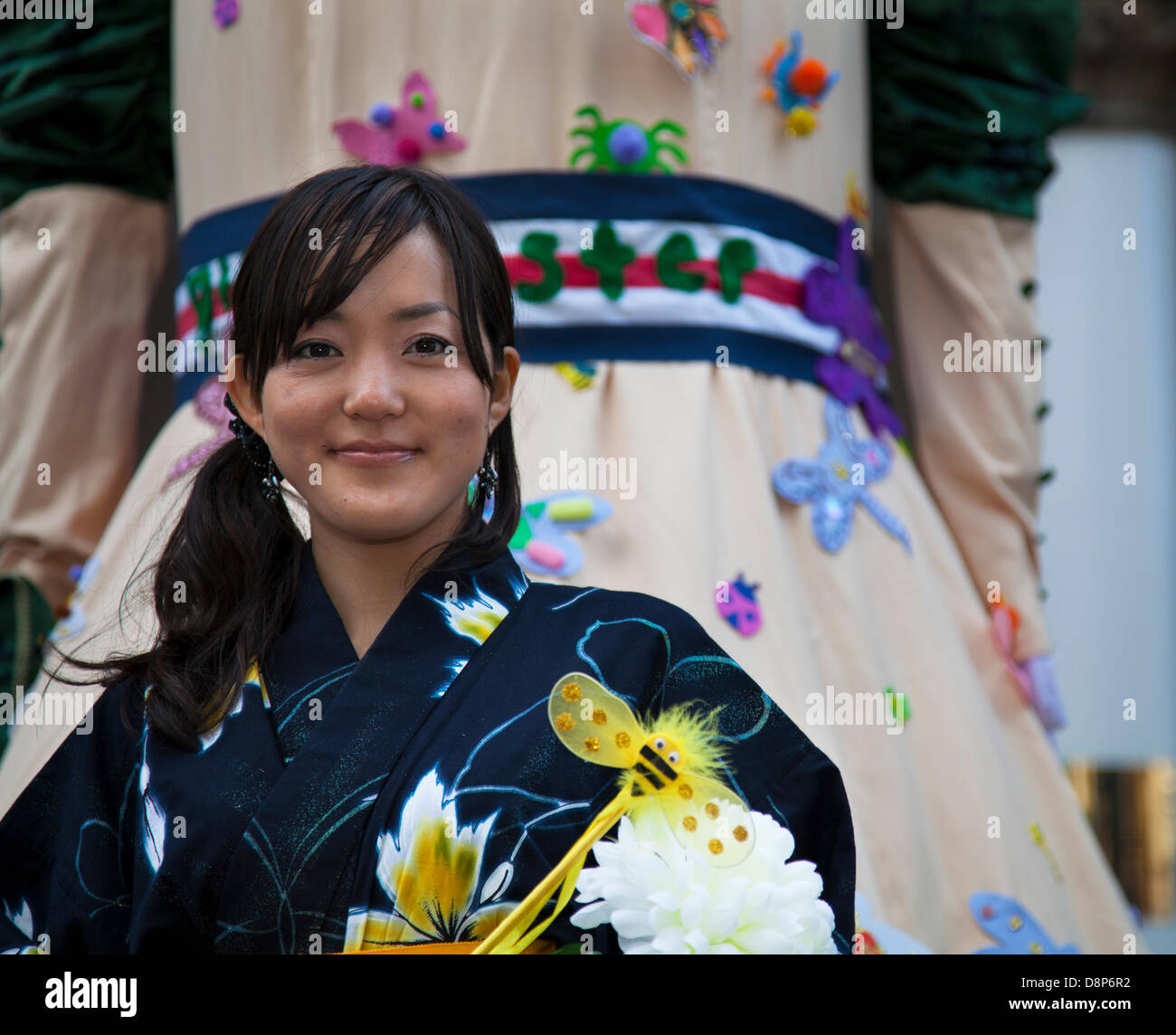Chester, UK 2. Juni 2013. Shiho Halsall im Chesters Carnival of Giants den 60. Jahrestag ihrer Majestät Krönung Jahres. 60 Riese Zeichen wurden von den Experten bei Chester Giant City geschaffen.  Die Riesen und ihre Teams feiern Elizabeth II Jubilee Krönung mit dem Thema Bugs, um die Not der bescheidenen Hummel zu markieren. Bildnachweis: Conrad Elias/Alamy Live-Nachrichten Stockfoto