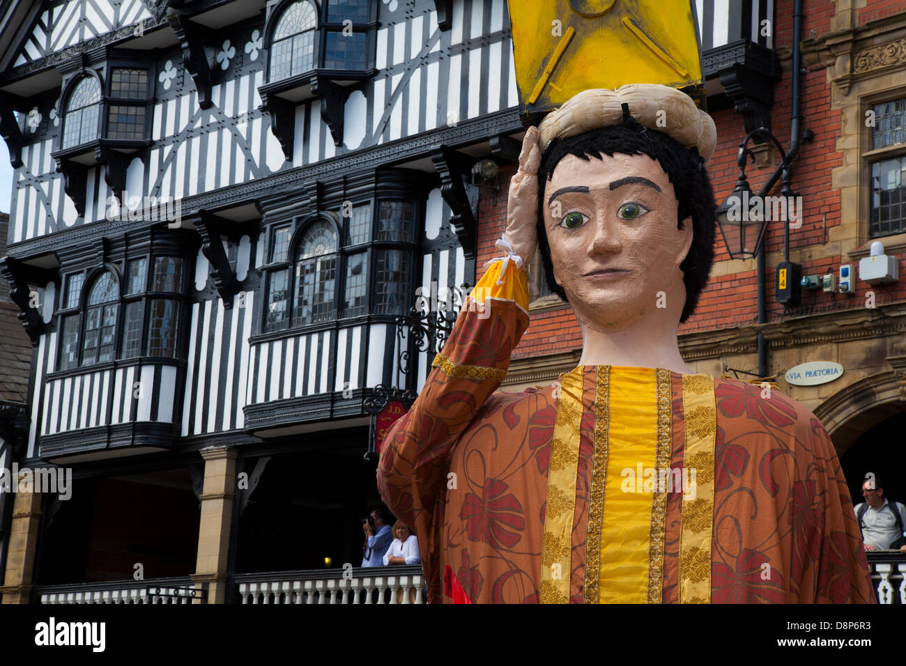 Chester, UK 2. Juni 2013. Chesters Carnival of Giants den 60. Jahrestag ihrer Majestät Krönung Jahres. 60 Riese Zeichen wurden von den Experten bei Chester Giant City geschaffen.  Die Riesen und ihre Teams feiern Elizabeth II Jubilee Krönung mit dem Thema Bugs, um die Not der bescheidenen Hummel zu markieren. Bildnachweis: Conrad Elias/Alamy Live-Nachrichten Stockfoto