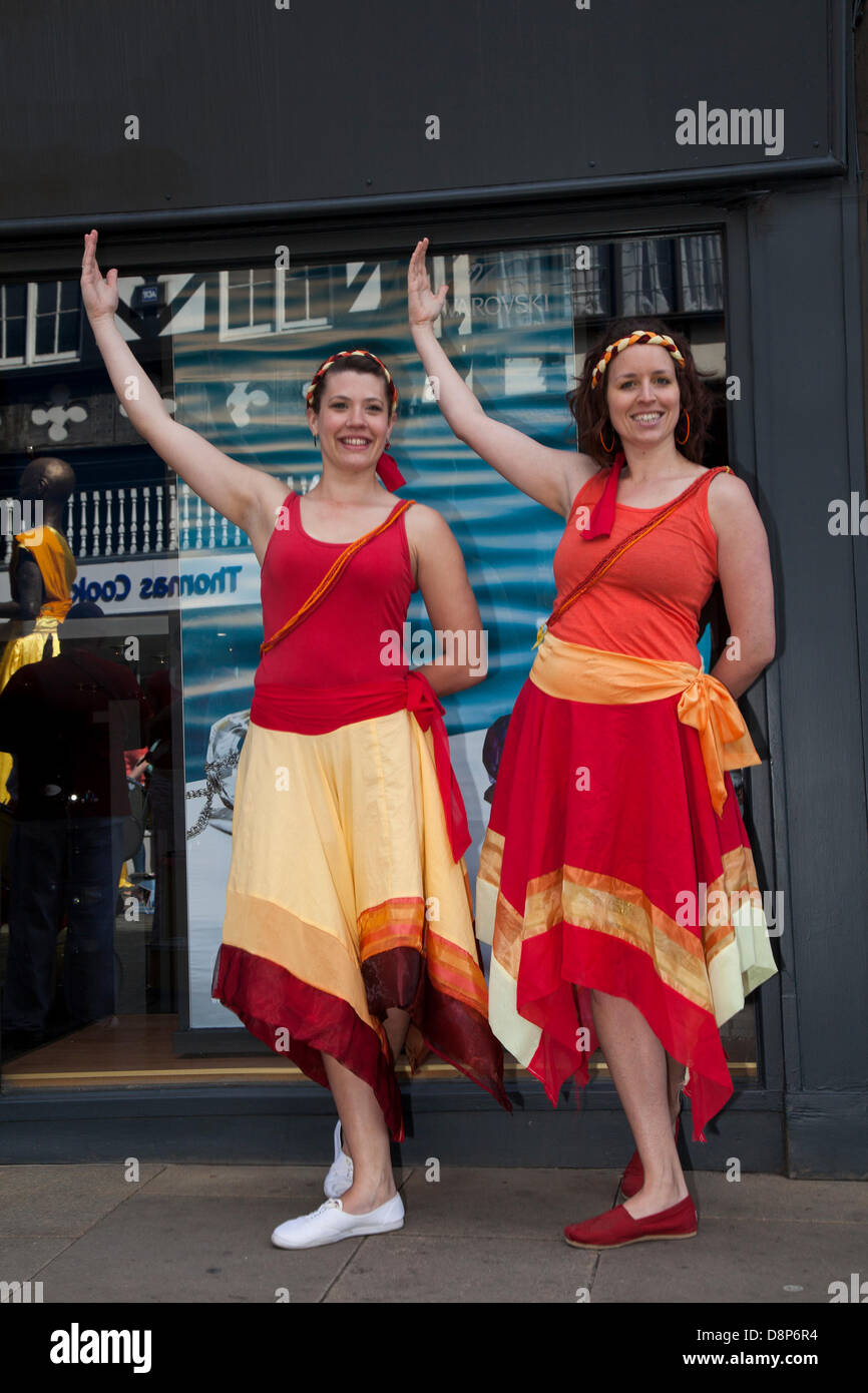 Chester, UK 2. Juni 2013. Samba-Tänzer im Chesters Carnival of Giants den 60. Jahrestag ihrer Majestät Krönung Jahres. 60 Riese Zeichen wurden von den Experten bei Chester Giant City geschaffen.  Die Riesen und ihre Teams feiern Elizabeth II Jubilee Krönung mit dem Thema Bugs, um die Not der bescheidenen Hummel zu markieren. Bildnachweis: Conrad Elias/Alamy Live-Nachrichten Stockfoto