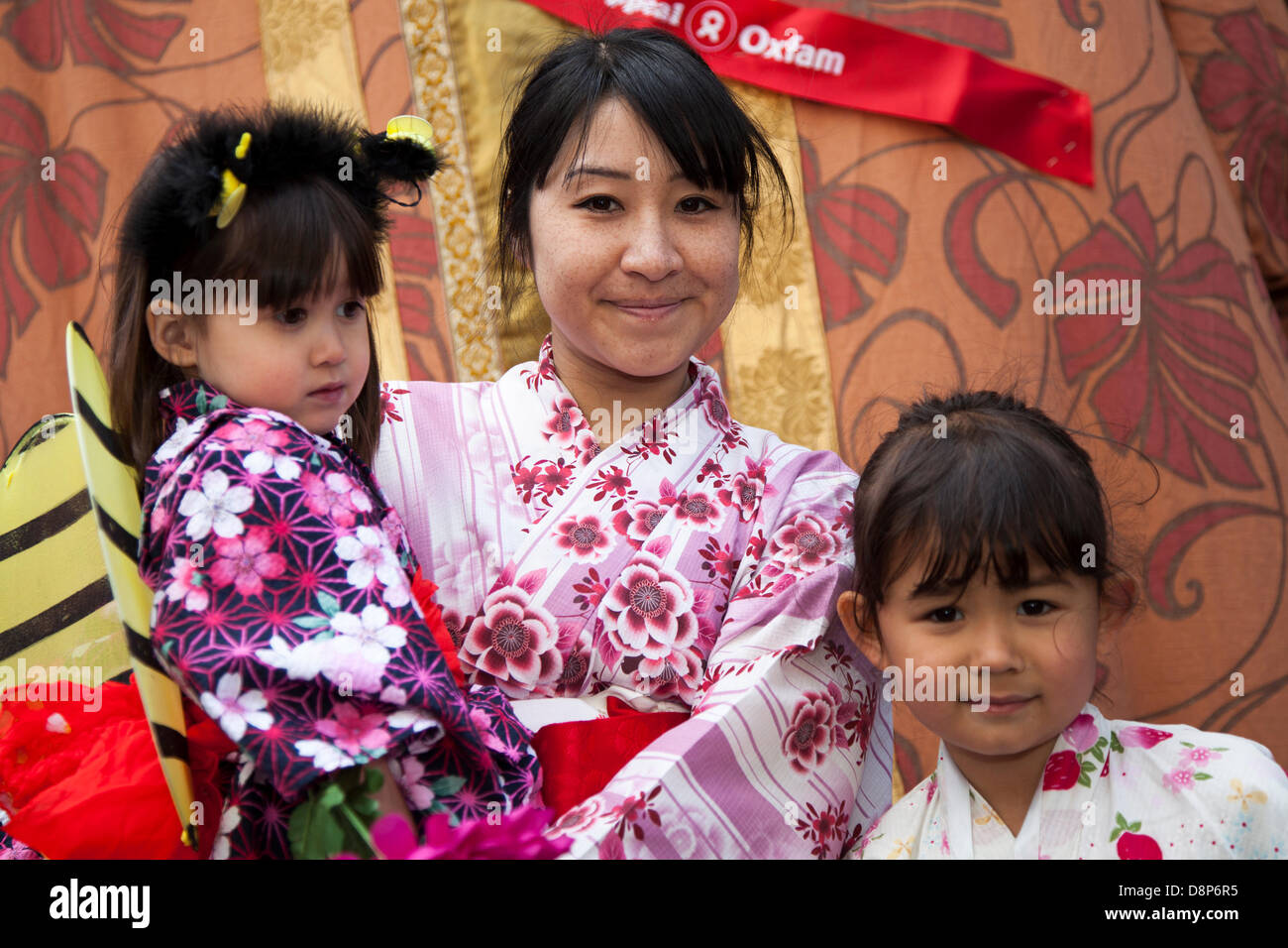 Chester, UK 2. Juni 2013. Asuka und Reika Endo an Chesters Carnival of Giants den 60. Jahrestag ihrer Majestät Krönung Jahres. 60 Riese Zeichen wurden von den Experten bei Chester Giant City geschaffen.  Die Riesen und ihre Teams feiern Elizabeth II Jubilee Krönung mit dem Thema Bugs, um die Not der bescheidenen Hummel zu markieren. Bildnachweis: Conrad Elias/Alamy Live-Nachrichten Stockfoto