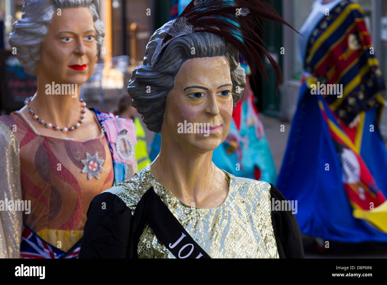 Chester, UK 2. Juni 2013. Drei Königinnen im Chesters Carnival of Giants den 60. Jahrestag ihrer Majestät Krönung Jahres. 60 Riese Zeichen wurden von den Experten bei Chester Giant City geschaffen.  Die Riesen und ihre Teams feiern Elizabeth II Jubilee Krönung mit dem Thema Bugs, um die Not der bescheidenen Hummel zu markieren. Bildnachweis: Conrad Elias/Alamy Live-Nachrichten Stockfoto
