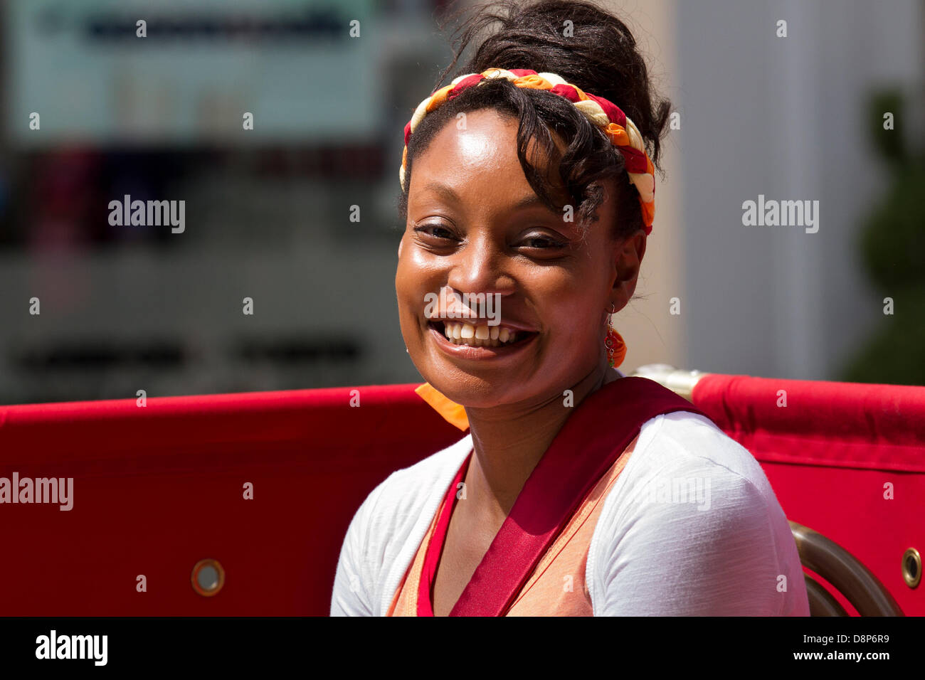Chester, UK 2. Juni 2013. Nemonee Stone, Samba-Tänzerin im Chesters Carnival of Giants den 60. Jahrestag ihrer Majestät Krönung Jahres. 60 Riese Zeichen wurden von den Experten bei Chester Giant City geschaffen.  Die Riesen und ihre Teams feiern Elizabeth II Jubilee Krönung mit dem Thema Bugs, um die Not der bescheidenen Hummel zu markieren. Bildnachweis: Conrad Elias/Alamy Live-Nachrichten Stockfoto