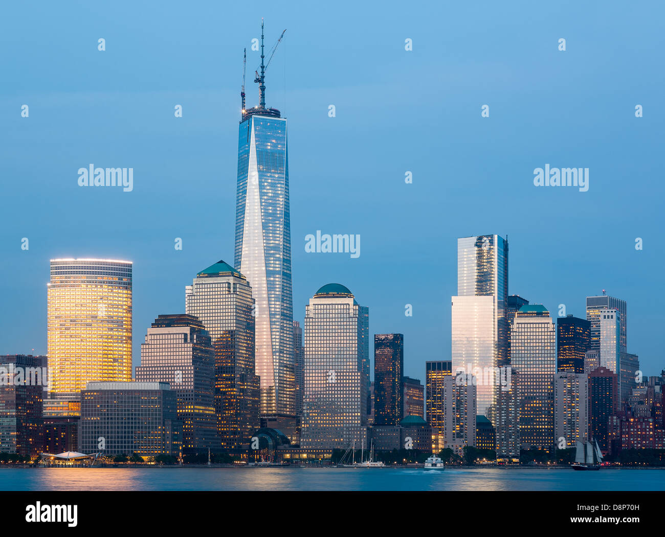 Skyline von Lower Manhattan in New York City in der Abenddämmerung Stockfoto