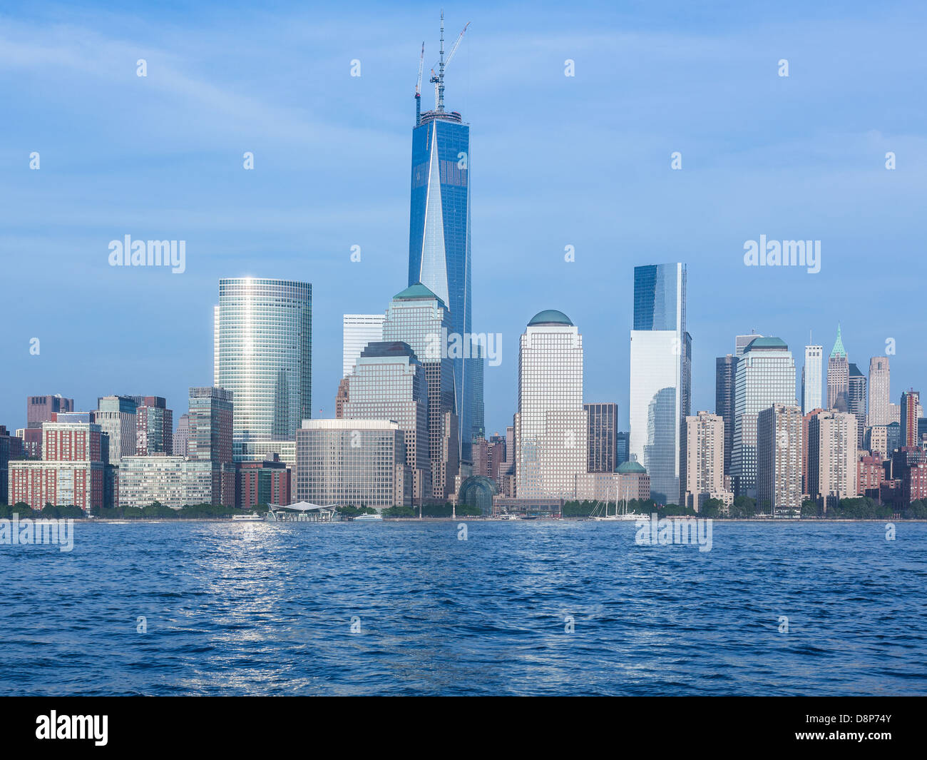 New York Skyline von Lower Manhattan über Hudson River mit dem neuen One World Trade Center-Gebäude Stockfoto