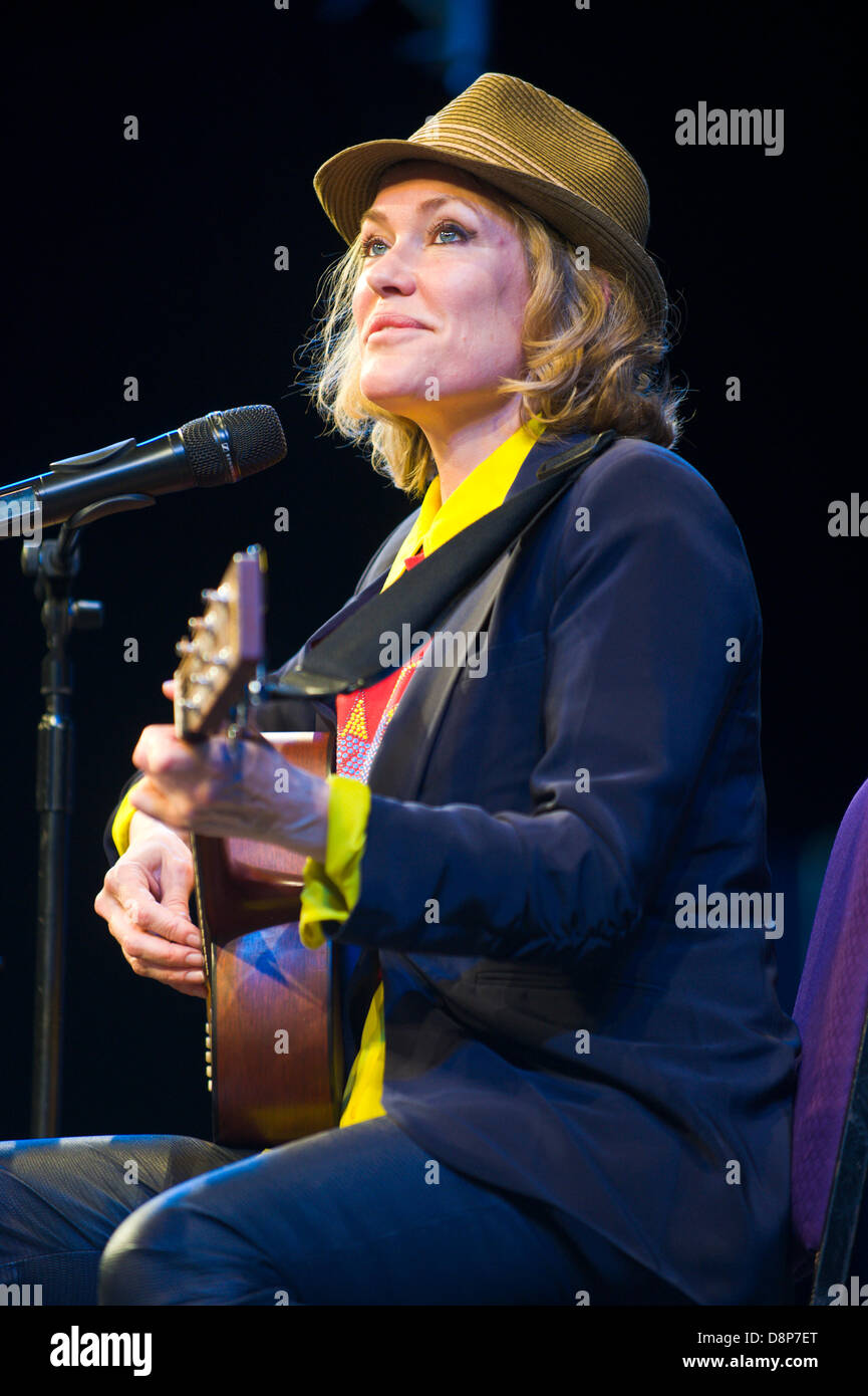 Cerys Matthews walisische Sängerin DJ & Autor auf der Bühne bei Hay Festival 2013 Hay on Wye Powys Wales UK Stockfoto