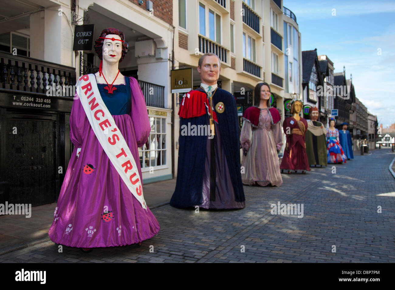 Chester, UK 2. Juni 2013. Reihe von Riesen, geführt vom Prinzen ist Vertrauen Chester Carnival of Giants den 60. Jahrestag ihrer Majestät Krönung Jahres. 60 Riese Zeichen wurden von den Experten bei Chester Giant City geschaffen.  Die Riesen und ihre Teams feiern Elizabeth II Jubilee Krönung mit dem Thema Bugs, um die Not der bescheidenen Hummel zu markieren... Bildnachweis: Conrad Elias/Alamy Live-Nachrichten Stockfoto
