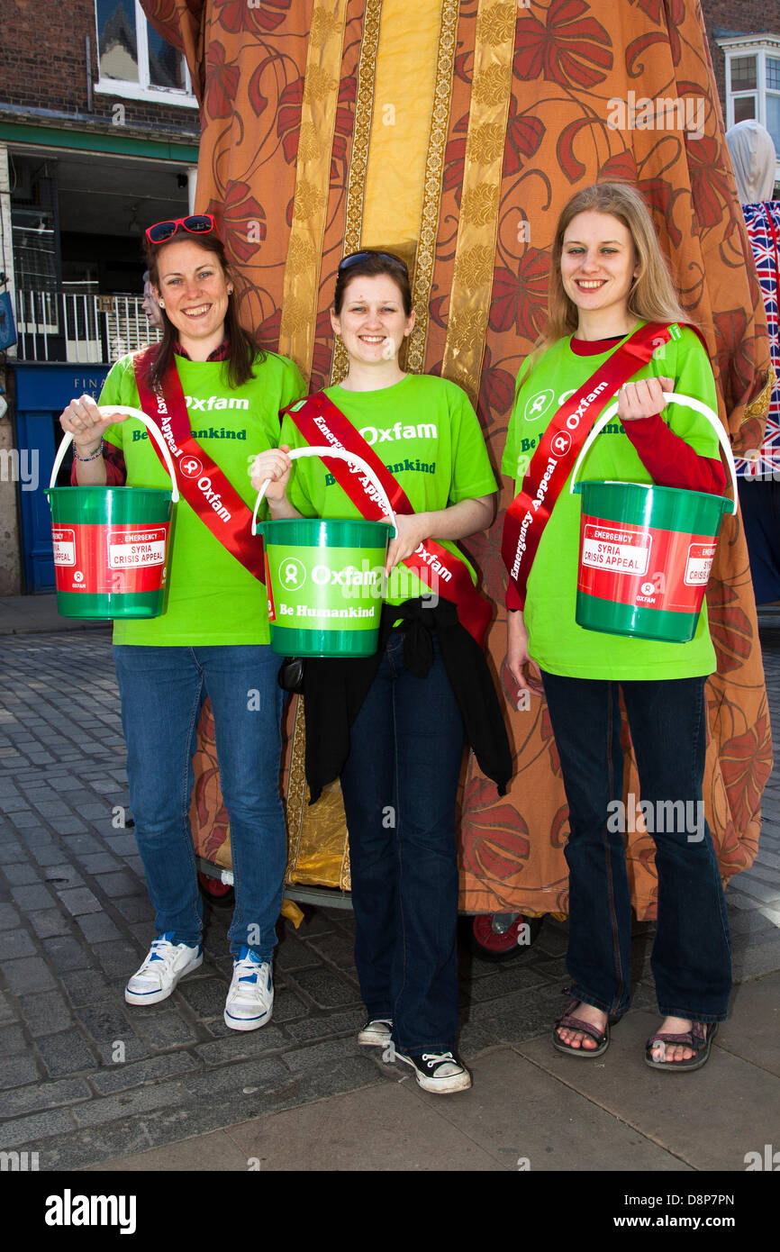 Chester, UK 2. Juni 2013. Oxfam-Charity Arbeiter Vicky Shearn, Claure Johnson und Sarah O'Hanlon an Chesters Carnival of Giants den 60. Jahrestag ihrer Majestät Krönung Jahres. 60 Riese Zeichen wurden von den Experten bei Chester Giant City geschaffen.  Die Riesen und ihre Teams feiern Elizabeth II Jubilee Krönung mit dem Thema Bugs, um die Not der bescheidenen Hummel zu markieren... Bildnachweis: Conrad Elias/Alamy Live-Nachrichten Stockfoto