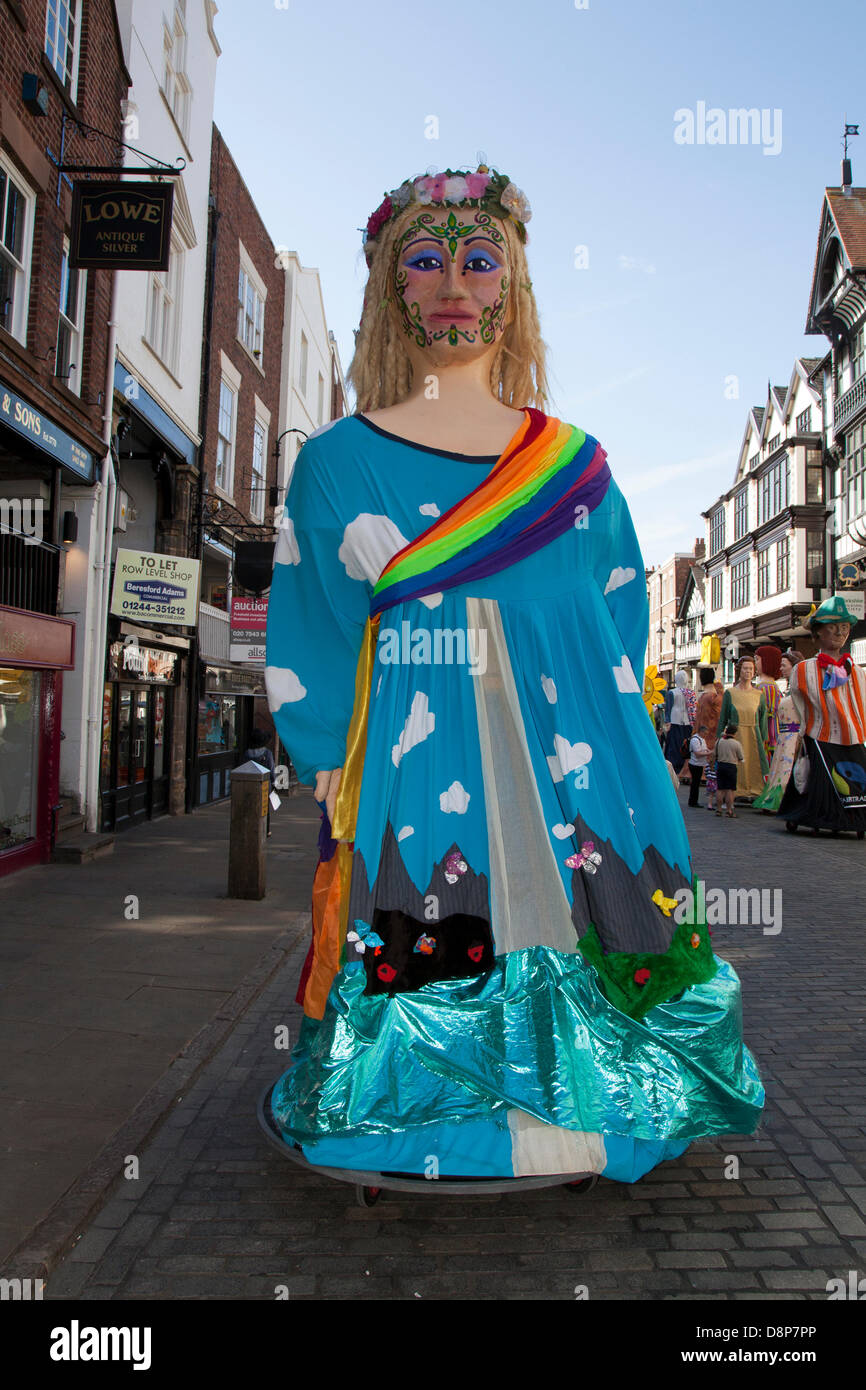 Chester, UK 2. Juni 2013. Riesige Meerjungfrau an Chesters Carnival of Giants den 60. Jahrestag ihrer Majestät Krönung Jahres. 60 Riese Zeichen wurden von den Experten bei Chester Giant City geschaffen.  Die Riesen und ihre Teams feiern Elizabeth II Jubilee Krönung mit dem Thema Bugs, um die Not der bescheidenen Hummel zu markieren... Bildnachweis: Conrad Elias/Alamy Live-Nachrichten Stockfoto