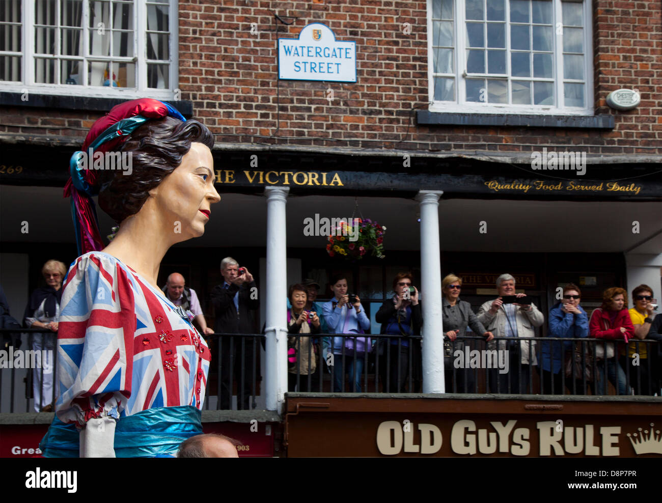 Chester, UK 2. Juni 2013. Alte Kerle Regel an Chesters Carnival of Giants den 60. Jahrestag ihrer Majestät Krönung Jahres. 60 Riese Zeichen wurden von den Experten bei Chester Giant City geschaffen.  Die Riesen und ihre Teams feiern Elizabeth II Jubilee Krönung mit dem Thema Bugs, um die Not der bescheidenen Hummel zu markieren... Bildnachweis: Conrad Elias/Alamy Live-Nachrichten Stockfoto
