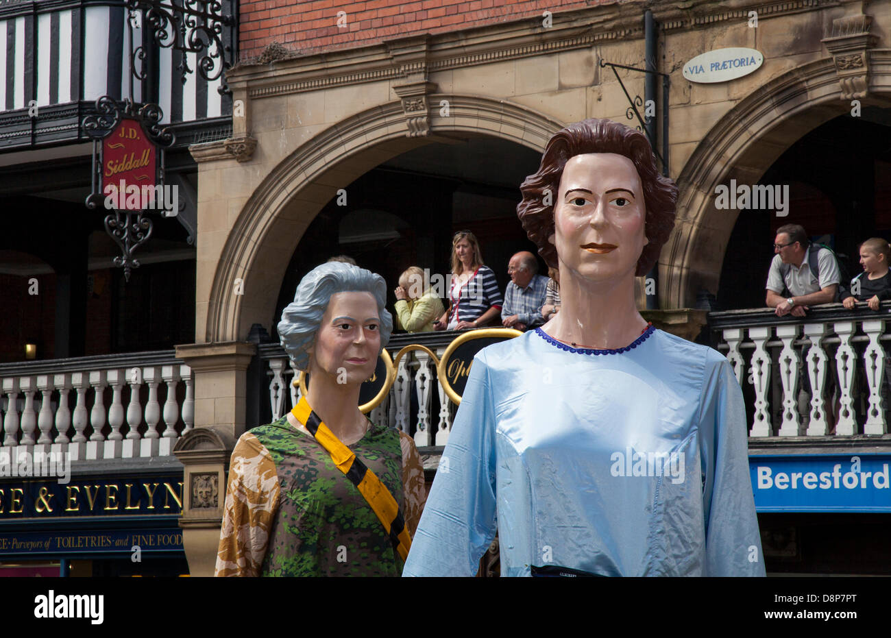Chester, UK 2. Juni 2013. Balkon-Beobachter an Chesters Carnival of Giants den 60. Jahrestag ihrer Majestät Krönung Jahres. 60 Riese Zeichen wurden von den Experten bei Chester Giant City geschaffen.  Die Riesen und ihre Teams feiern Elizabeth II Jubilee Krönung mit dem Thema Bugs, um die Not der bescheidenen Hummel zu markieren... Bildnachweis: Conrad Elias/Alamy Live-Nachrichten Stockfoto