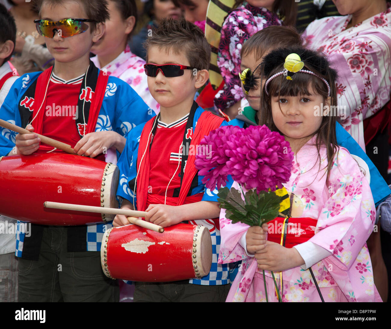 Chester, UK 2. Juni 2013. Kinder Band an Chesters Carnival of Giants den 60. Jahrestag ihrer Majestät Krönung Jahres. 60 Riese Zeichen wurden von den Experten bei Chester Giant City geschaffen.  Die Riesen und ihre Teams feiern Elizabeth II Jubilee Krönung mit dem Thema Bugs, um die Not der bescheidenen Hummel zu markieren... Bildnachweis: Conrad Elias/Alamy Live-Nachrichten Stockfoto