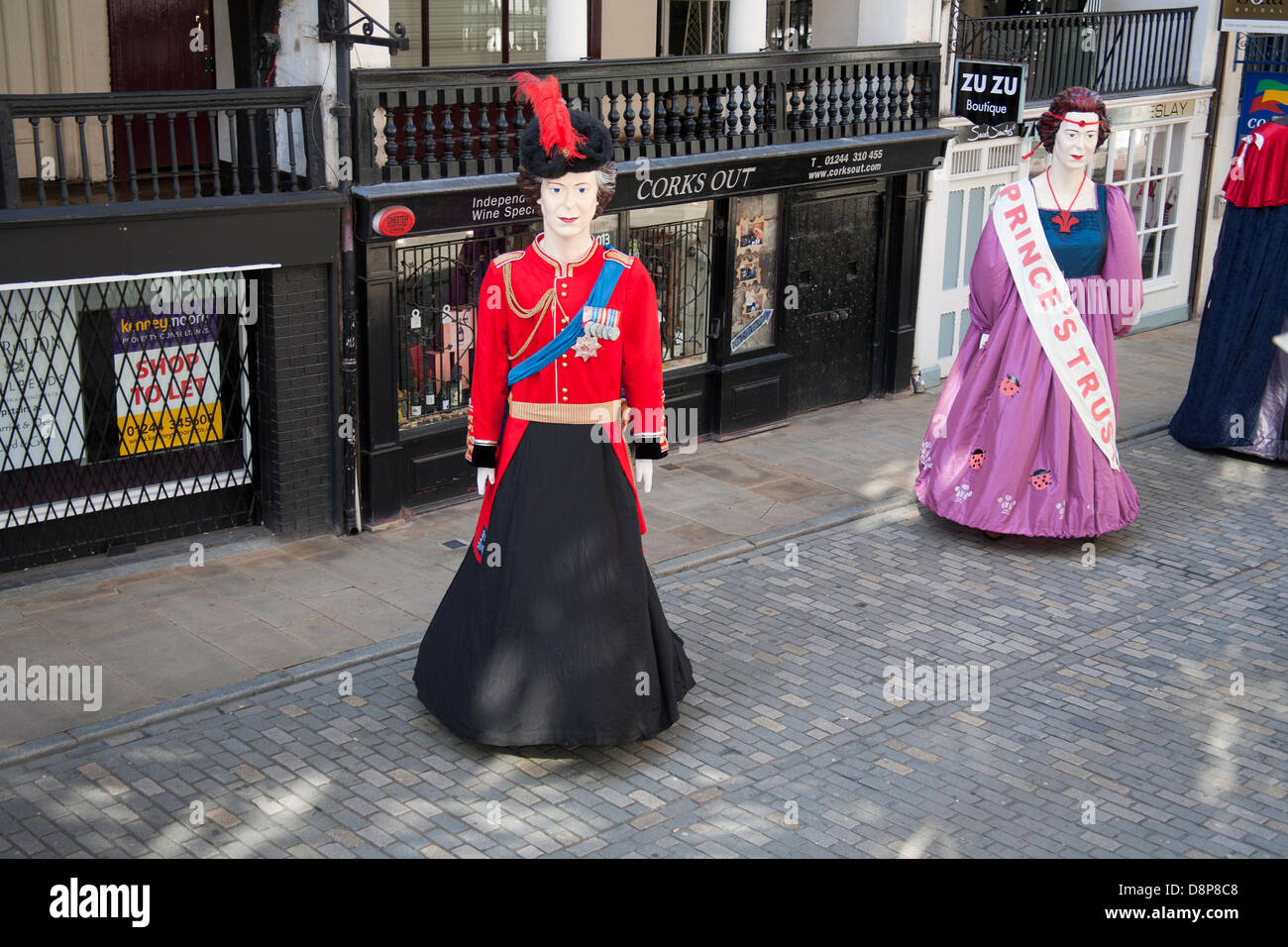 Chester, UK 2. Juni 2013. Königliche Riese mit Schärpe an Chesters Carnival of Giants den 60. Jahrestag ihrer Majestät Krönung Jahres. 60 Riese Zeichen wurden von den Experten bei Chester Giant City geschaffen.  Die Riesen und ihre Teams feiern Elizabeth II Jubilee Krönung mit dem Thema Bugs, um die Not der bescheidenen Hummel zu markieren. Bildnachweis: Conrad Elias/Alamy Live-Nachrichten Stockfoto