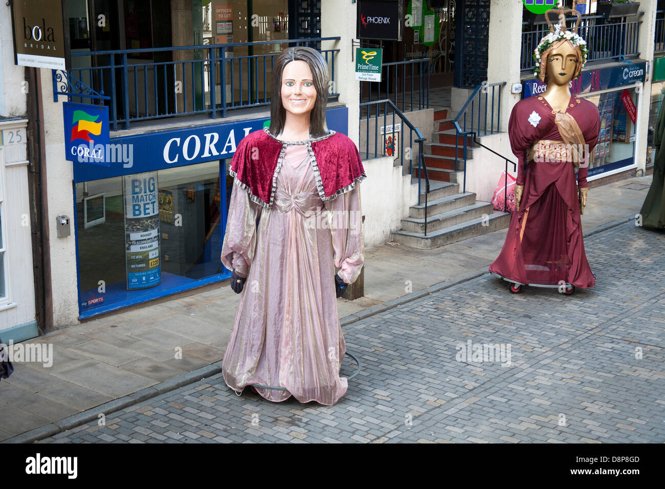 Chester, UK 2. Juni 2013. Chesters Carnival of Giants den 60. Jahrestag ihrer Majestät Krönung Jahres. 60 Riese Zeichen wurden von den Experten bei Chester Giant City geschaffen.  Die Riesen und ihre Teams feiern Elizabeth II Jubilee Krönung mit dem Thema Bugs, um die Not der bescheidenen Hummel zu markieren. Bildnachweis: Conrad Elias/Alamy Live-Nachrichten Stockfoto