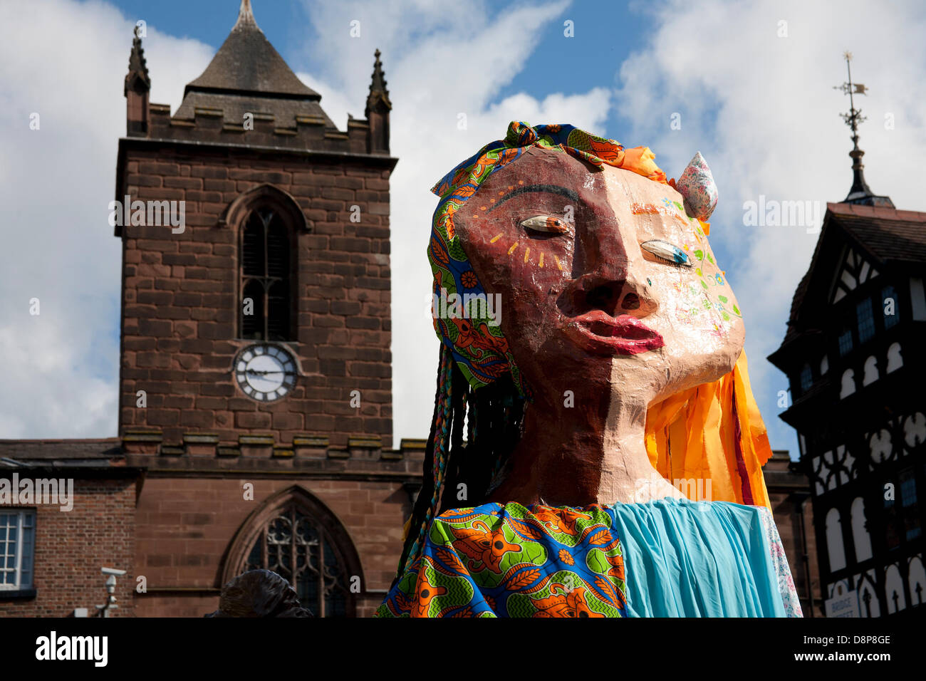 Chester, UK 2. Juni 2013. Chesters Carnival of Giants den 60. Jahrestag ihrer Majestät Krönung Jahres. 60 Riese Zeichen wurden von den Experten bei Chester Giant City geschaffen.  Die Riesen und ihre Teams feiern Elizabeth II Jubilee Krönung mit dem Thema Bugs, um die Not der bescheidenen Hummel zu markieren. Bildnachweis: Conrad Elias/Alamy Live-Nachrichten Stockfoto