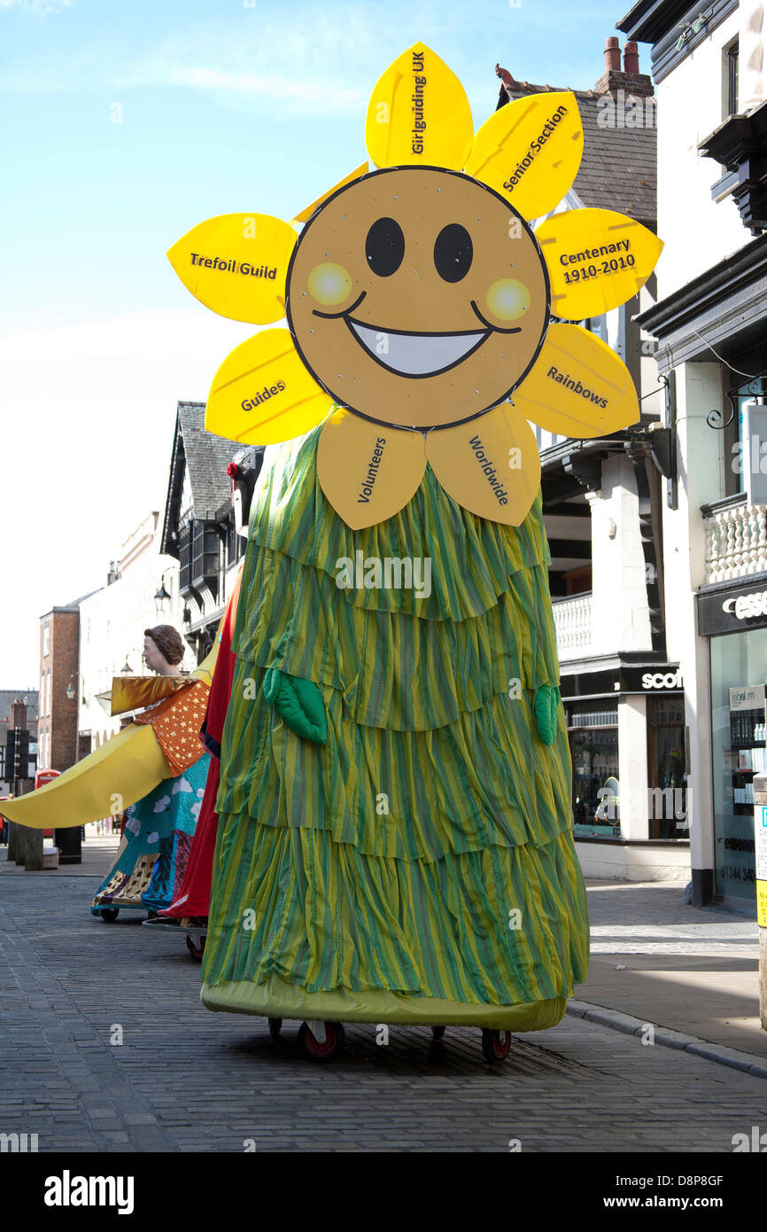 Chester, UK 2. Juni 2013. Eine riesige Sonnenblumen Chester Carnival of Giants den 60. Jahrestag ihrer Majestät Krönung Jahres. 60 Riese Zeichen wurden von den Experten bei Chester Giant City geschaffen.  Die Riesen und ihre Teams feiern Elizabeth II Jubilee Krönung mit dem Thema Bugs, um die Not der bescheidenen Hummel zu markieren. Bildnachweis: Conrad Elias/Alamy Live-Nachrichten Stockfoto