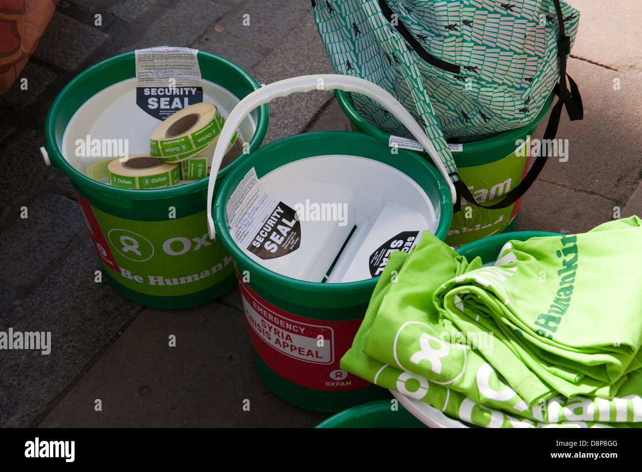Chester, UK 2. Juni 2013. Syrien Eilantrag Sammlung Eimer an Chesters Carnival of Giants den 60. Jahrestag ihrer Majestät Krönung Jahres. 60 Riese Zeichen wurden von den Experten bei Chester Giant City geschaffen.  Die Riesen und ihre Teams feiern Elizabeth II Jubilee Krönung mit dem Thema Bugs, um die Not der bescheidenen Hummel zu markieren. Bildnachweis: Conrad Elias/Alamy Live-Nachrichten Stockfoto