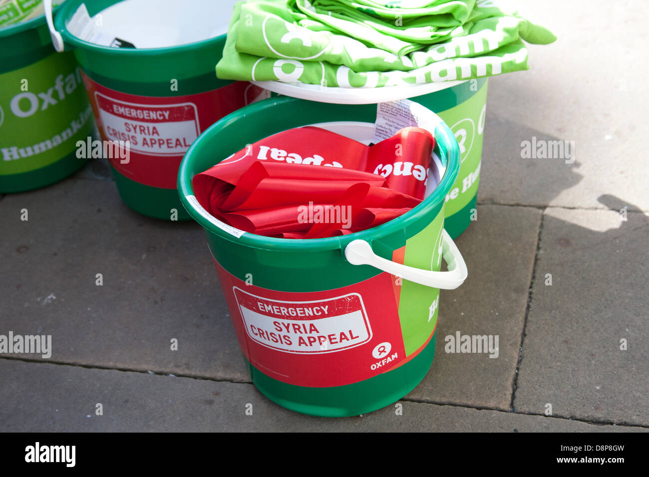 Chester, UK 2. Juni 2013. Syrien Eilantrag Sammlung Eimer an Chesters Carnival of Giants den 60. Jahrestag ihrer Majestät Krönung Jahres. 60 Riese Zeichen wurden von den Experten bei Chester Giant City geschaffen.  Die Riesen und ihre Teams feiern Elizabeth II Jubilee Krönung mit dem Thema Bugs, um die Not der bescheidenen Hummel zu markieren. Bildnachweis: Conrad Elias/Alamy Live-Nachrichten Stockfoto