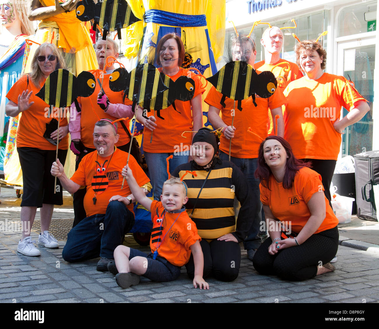 Chester, UK 2. Juni 2013. Leben Sie Nächstenliebe und ihre riesigen Chesters Carnival of Giants den 60. Jahrestag ihrer Majestät Krönung Jahr. 60 Riese Zeichen wurden von den Experten bei Chester Giant City geschaffen.  Die Riesen und ihre Teams feiern Elizabeth II Jubilee Krönung mit dem Thema Bugs, um die Not der bescheidenen Hummel zu markieren. Bildnachweis: Conrad Elias/Alamy Live-Nachrichten Stockfoto