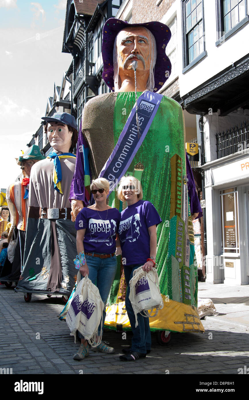 Chester, UK 2. Juni 2013. Muir Gruppe Wohnungsbaugesellschaft und ihre Riese an Chesters Carnival of Giants den 60. Jahrestag ihrer Majestät Krönung Jahres. 60 Riese Zeichen wurden von den Experten bei Chester Giant City geschaffen.  Die Riesen und ihre Teams feiern Elizabeth II Jubilee Krönung mit dem Thema Bugs, um die Not der bescheidenen Hummel zu markieren. Bildnachweis: Conrad Elias/Alamy Live-Nachrichten Stockfoto