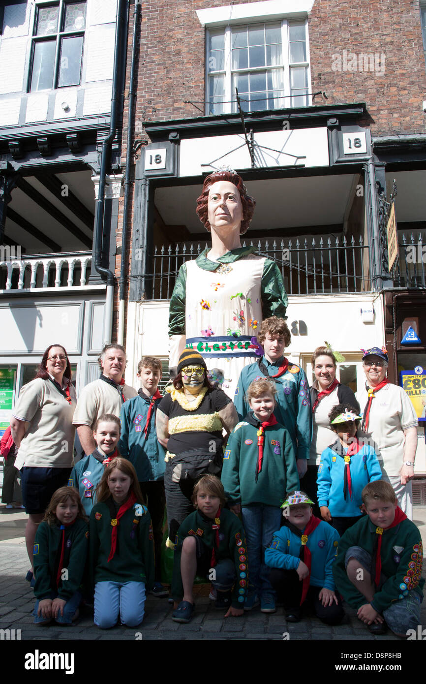 Chester, UK 2. Juni 2013. Pfadfinder und ihre Riese an Chesters Carnival of Giants den 60. Jahrestag ihrer Majestät Krönung Jahres. 60 Riese Zeichen wurden von den Experten bei Chester Giant City geschaffen.  Die Riesen und ihre Teams feiern Elizabeth II Jubilee Krönung mit dem Thema Bugs, um die Not der bescheidenen Hummel zu markieren. Bildnachweis: Conrad Elias/Alamy Live-Nachrichten Stockfoto