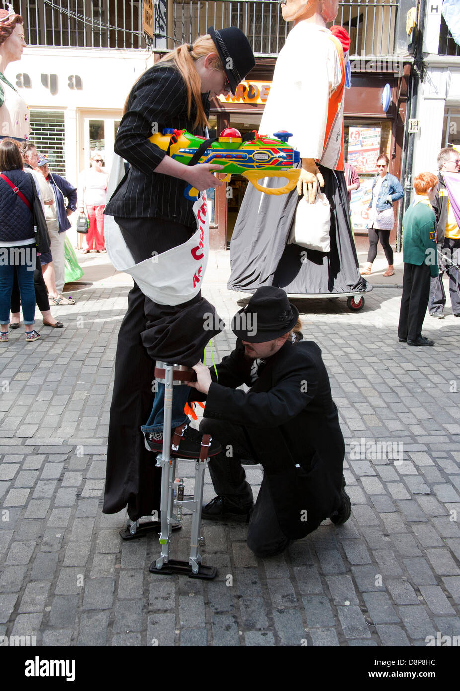 Chester, UK 2. Juni 2013. Eine Dame auf Stelzen an Chesters Carnival of Giants den 60. Jahrestag ihrer Majestät Krönung Jahres. 60 Riese Zeichen wurden von den Experten bei Chester Giant City geschaffen.  Die Riesen und ihre Teams feiern Elizabeth II Jubilee Krönung mit dem Thema Bugs, um die Not der bescheidenen Hummel zu markieren. Bildnachweis: Conrad Elias/Alamy Live-Nachrichten Stockfoto