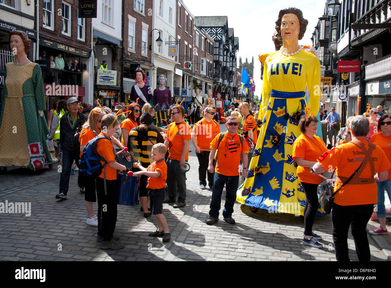 Chester, UK 2. Juni 2013. Leben Sie Nächstenliebe und ihre riesigen Chesters Carnival of Giants den 60. Jahrestag ihrer Majestät Krönung Jahr. 60 Riese Zeichen wurden von den Experten bei Chester Giant City geschaffen.  Die Riesen und ihre Teams feiern Elizabeth II Jubilee Krönung mit dem Thema Bugs, um die Not der bescheidenen Hummel zu markieren. Bildnachweis: Conrad Elias/Alamy Live-Nachrichten Stockfoto