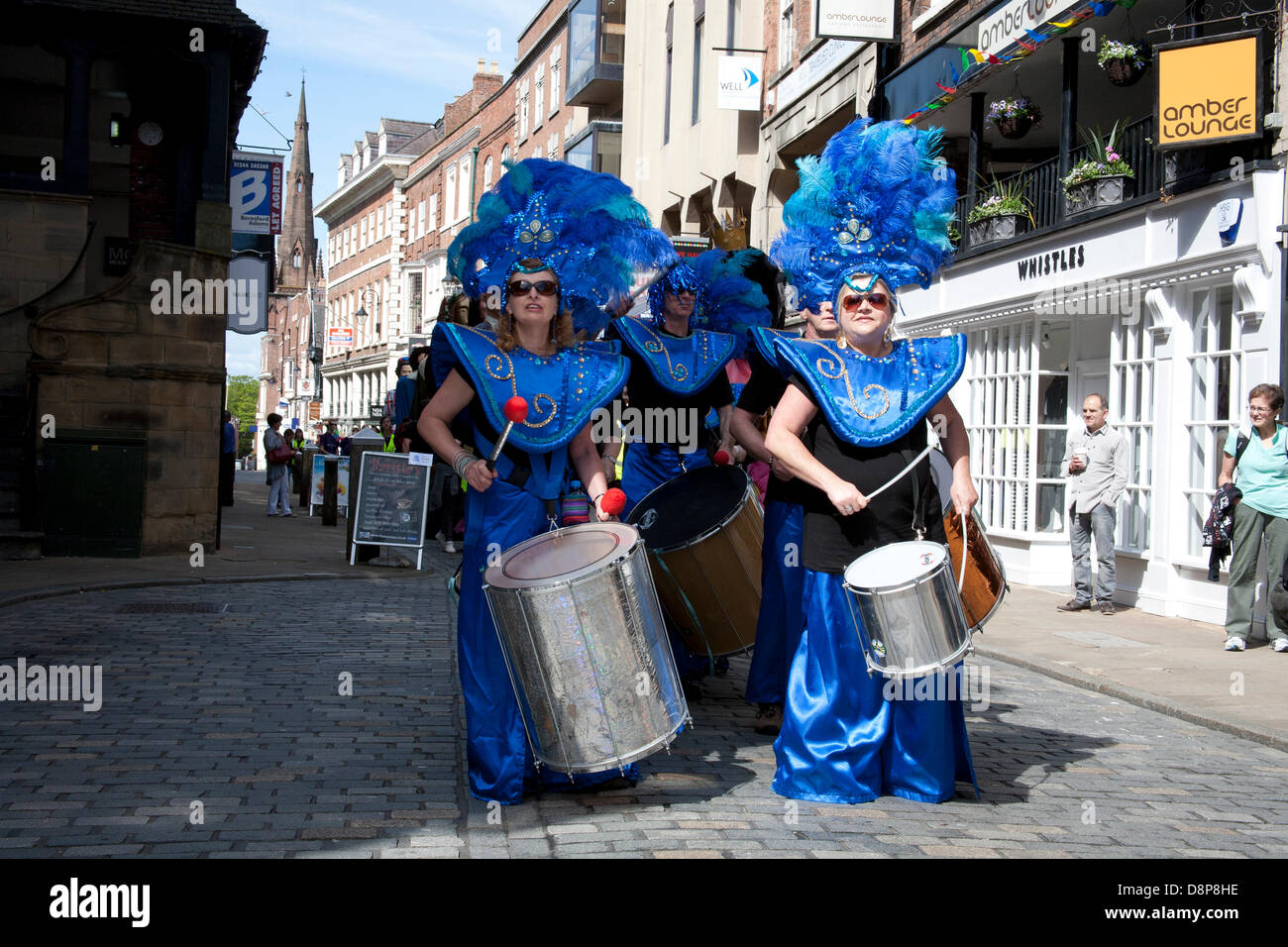 Chester, UK 2. Juni 2013. Wirral Trommlern samba Band an Chesters Carnival of Giants den 60. Jahrestag ihrer Majestät Krönung Jahres. 60 Riese Zeichen wurden von den Experten bei Chester Giant City geschaffen.  Die Riesen und ihre Teams feiern Elizabeth II Jubilee Krönung mit dem Thema Bugs, um die Not der bescheidenen Hummel zu markieren. Bildnachweis: Conrad Elias/Alamy Live-Nachrichten Stockfoto
