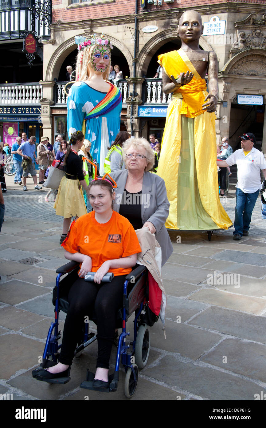 Chester, UK 2. Juni 2013. Chesters Carnival of Giants den 60. Jahrestag ihrer Majestät Krönung Jahres. 60 Riese Zeichen wurden von den Experten bei Chester Giant City geschaffen.  Die Riesen und ihre Teams feiern Elizabeth II Jubilee Krönung mit dem Thema Bugs, um die Not der bescheidenen Hummel zu markieren. Bildnachweis: Conrad Elias/Alamy Live-Nachrichten Stockfoto