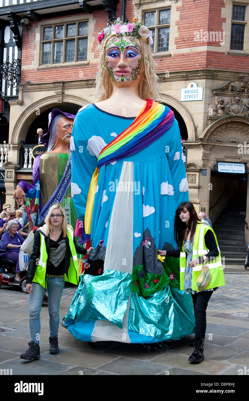 Chester, UK 2. Juni 2013. Chesters Carnival of Giants den 60. Jahrestag ihrer Majestät Krönung Jahres. 60 Riese Zeichen wurden von den Experten bei Chester Giant City geschaffen.  Die Riesen und ihre Teams feiern Elizabeth II Jubilee Krönung mit dem Thema Bugs, um die Not der bescheidenen Hummel zu markieren. Bildnachweis: Conrad Elias/Alamy Live-Nachrichten Stockfoto
