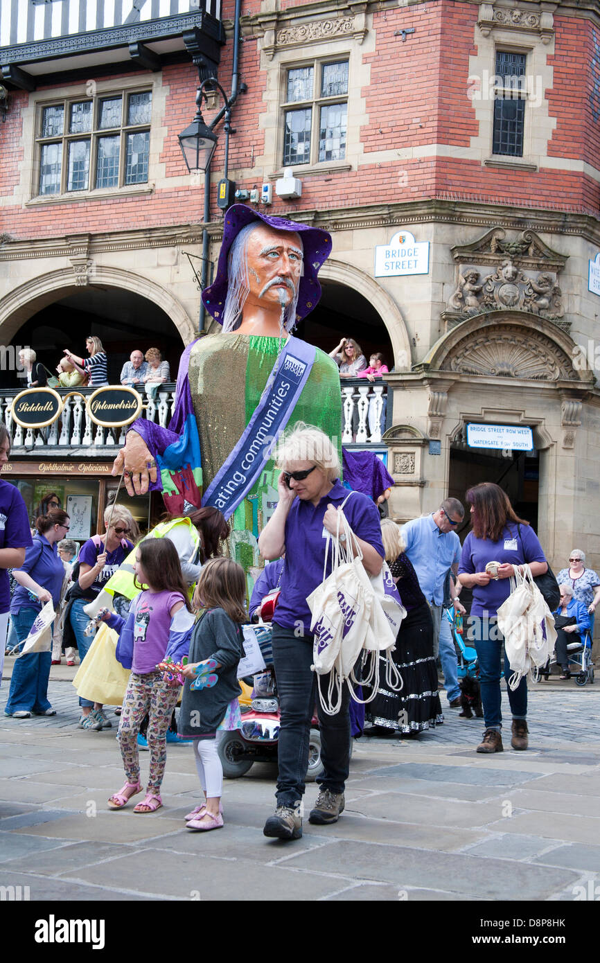 Chester, UK 2. Juni 2013. Muir Gruppe Wohnungsbaugesellschaft und ihre Riese an Chesters Carnival of Giants den 60. Jahrestag ihrer Majestät Krönung Jahres. 60 Riese Zeichen wurden von den Experten bei Chester Giant City geschaffen.  Die Riesen und ihre Teams feiern Elizabeth II Jubilee Krönung mit dem Thema Bugs, um die Not der bescheidenen Hummel zu markieren. Bildnachweis: Conrad Elias/Alamy Live-Nachrichten Stockfoto