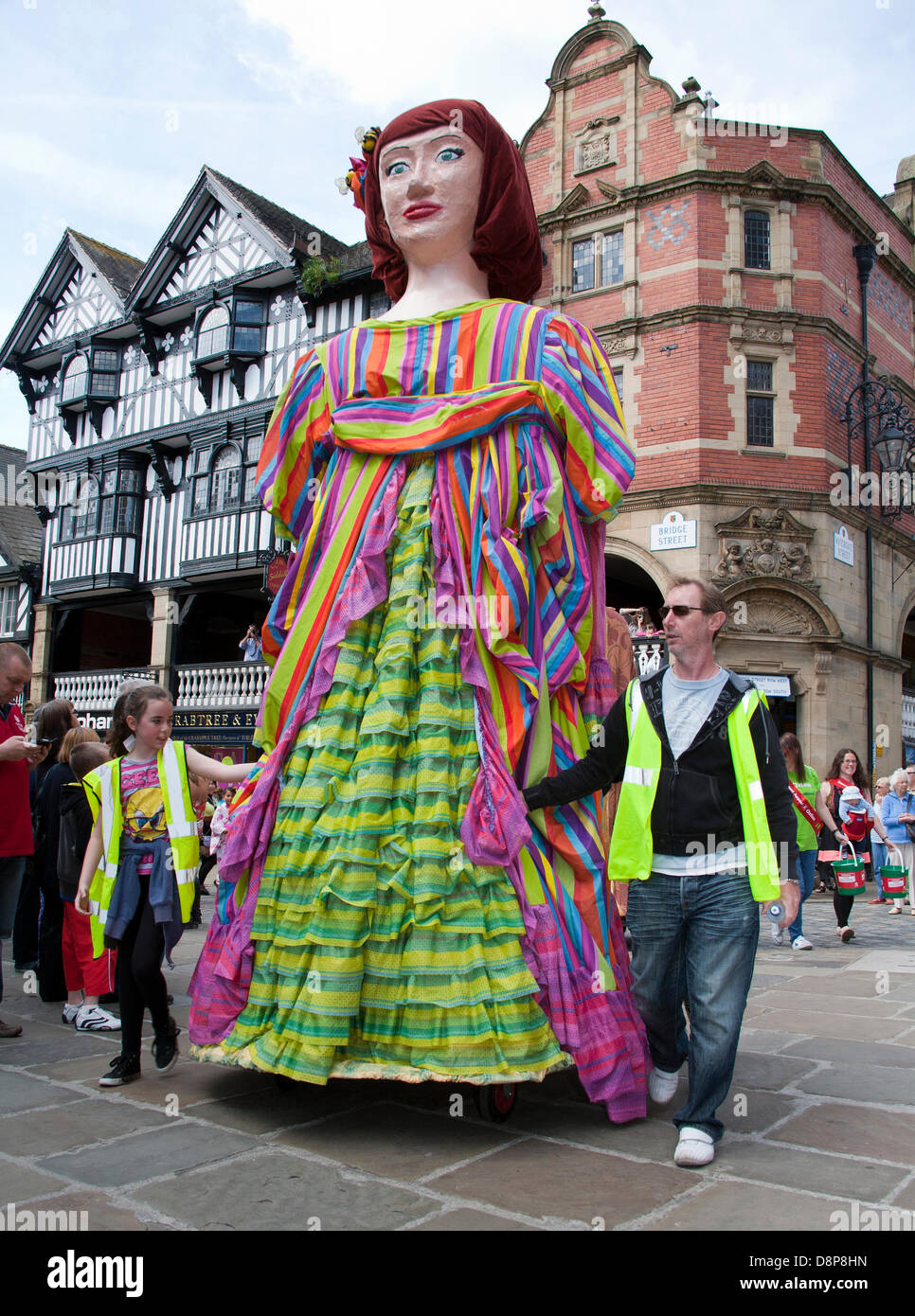 Chester, UK 2. Juni 2013. Chesters Carnival of Giants den 60. Jahrestag ihrer Majestät Krönung Jahres. 60 Riese Zeichen wurden von den Experten bei Chester Giant City geschaffen.  Die Riesen und ihre Teams feiern Elizabeth II Jubilee Krönung mit dem Thema Bugs, um die Not der bescheidenen Hummel zu markieren. Bildnachweis: Conrad Elias/Alamy Live-Nachrichten Stockfoto
