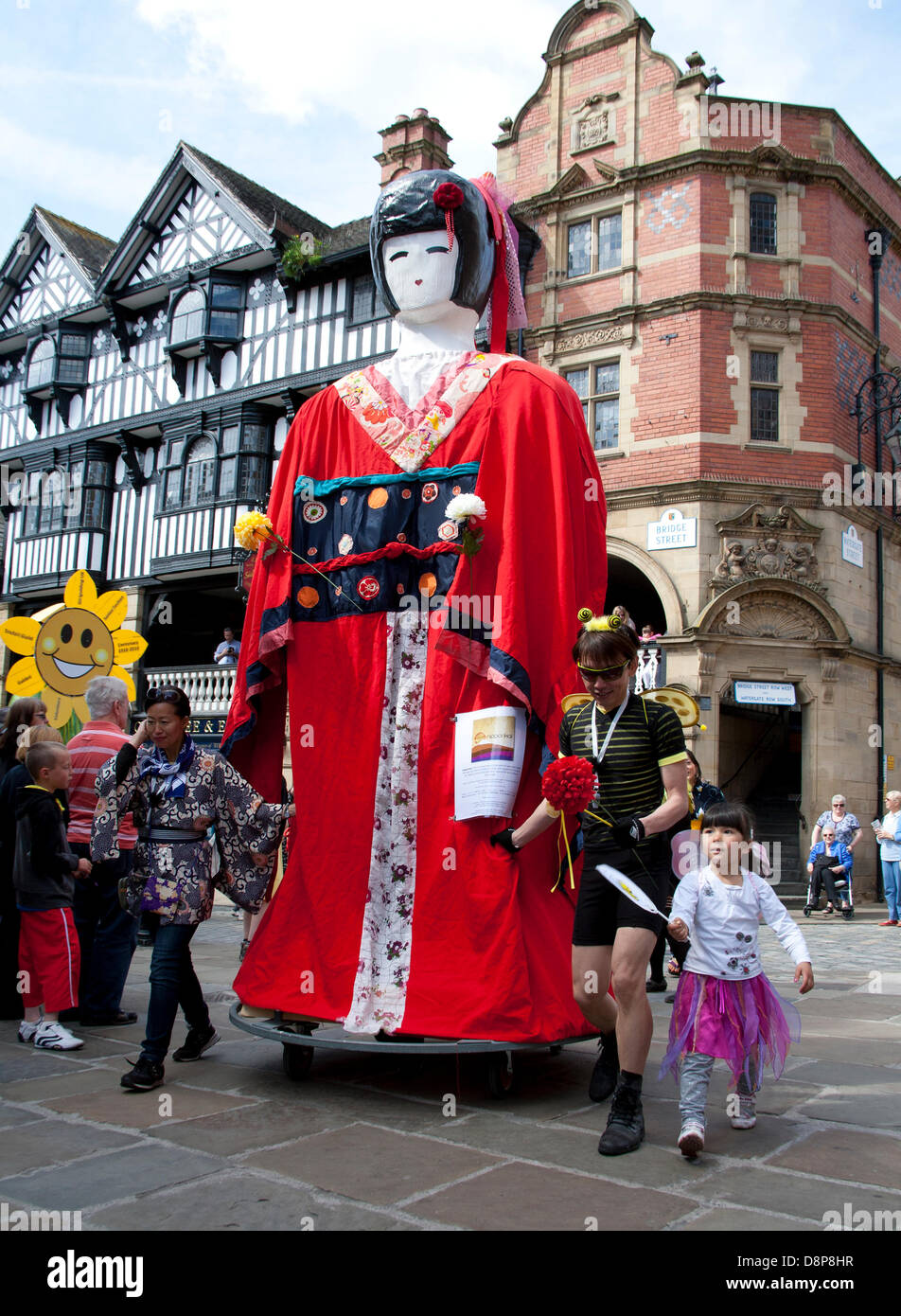 Chester, UK 2. Juni 2013. Chesters Carnival of Giants den 60. Jahrestag ihrer Majestät Krönung Jahres. 60 Riese Zeichen wurden von den Experten bei Chester Giant City geschaffen.  Die Riesen und ihre Teams feiern Elizabeth II Jubilee Krönung mit dem Thema Bugs, um die Not der bescheidenen Hummel zu markieren. Bildnachweis: Conrad Elias/Alamy Live-Nachrichten Stockfoto