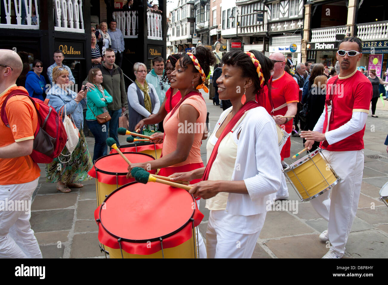 Chester, UK 2. Juni 2013. Chesters Carnival of Giants den 60. Jahrestag ihrer Majestät Krönung Jahres. 60 Riese Zeichen wurden von den Experten bei Chester Giant City geschaffen.  Die Riesen und ihre Teams feiern Elizabeth II Jubilee Krönung mit dem Thema Bugs, um die Not der bescheidenen Hummel zu markieren. Bildnachweis: Conrad Elias/Alamy Live-Nachrichten Stockfoto
