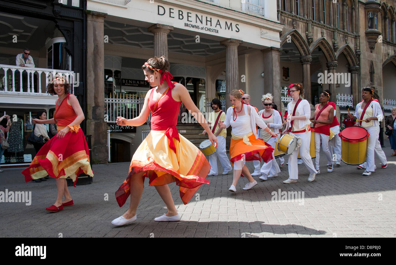 Chester, UK 2. Juni 2013. Tänzerinnen im Chesters Carnival of Giants den 60. Jahrestag ihrer Majestät Krönung Jahres. 60 Riese Zeichen wurden von den Experten bei Chester Giant City geschaffen.  Die Riesen und ihre Teams feiern Elizabeth II Jubilee Krönung mit dem Thema Bugs, um die Not der bescheidenen Hummel zu markieren. Bildnachweis: Conrad Elias/Alamy Live-Nachrichten Stockfoto