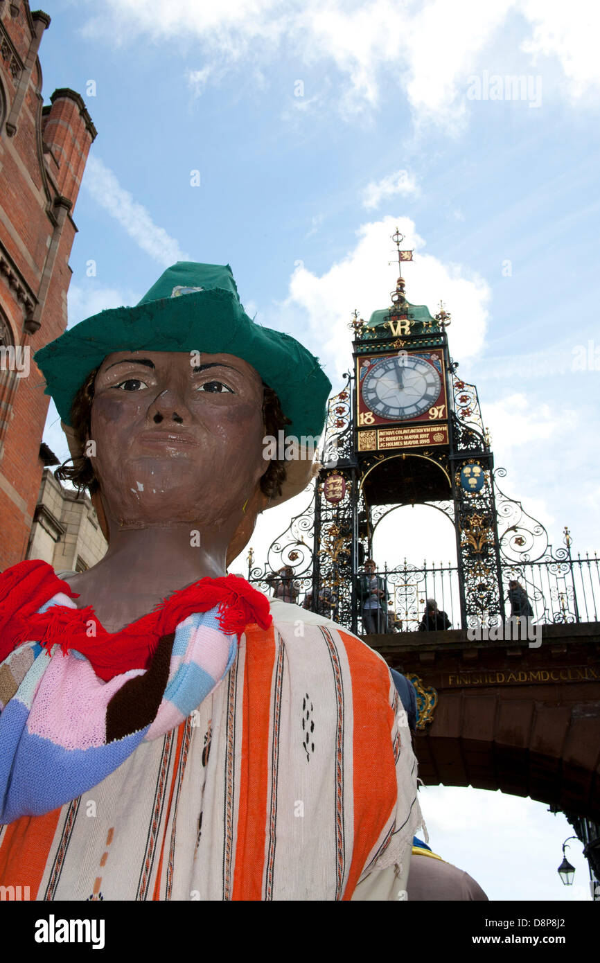 Chester, UK 2. Juni 2013. Chesters Carnival of Giants den 60. Jahrestag ihrer Majestät Krönung Jahres. 60 Riese Zeichen wurden von den Experten bei Chester Giant City geschaffen.  Die Riesen und ihre Teams feiern Elizabeth II Jubilee Krönung mit dem Thema Bugs, um die Not der bescheidenen Hummel zu markieren. Bildnachweis: Conrad Elias/Alamy Live-Nachrichten Stockfoto